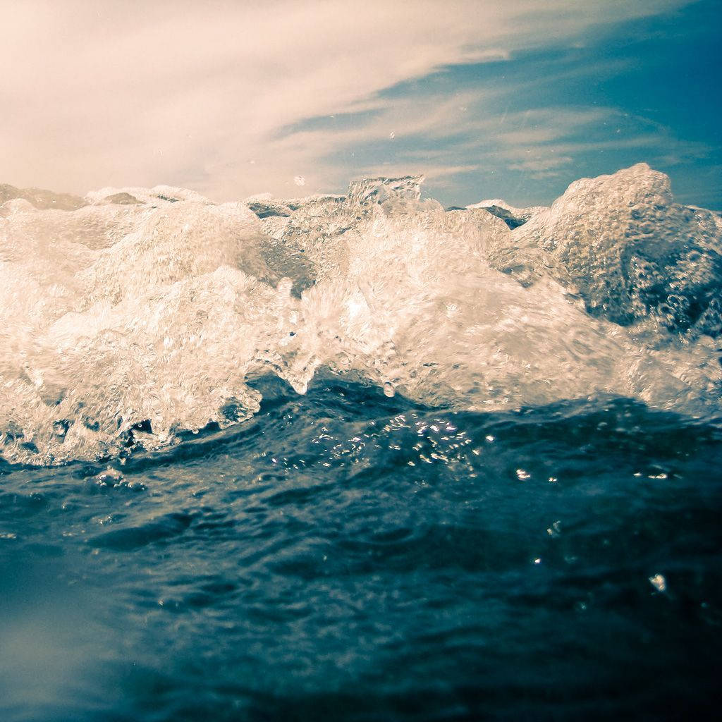 Raging Ocean Waves iPad Mini Fundal