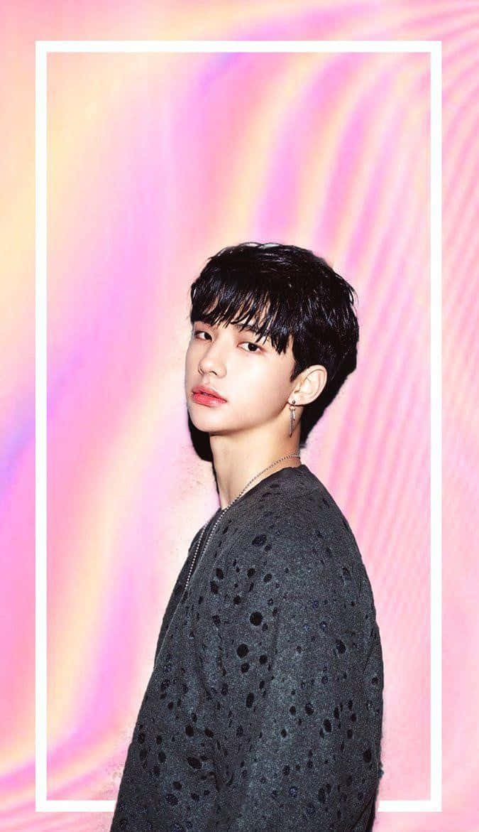 Rapperul sud-coreean Hyunjin cu design gradient pastel Fundal