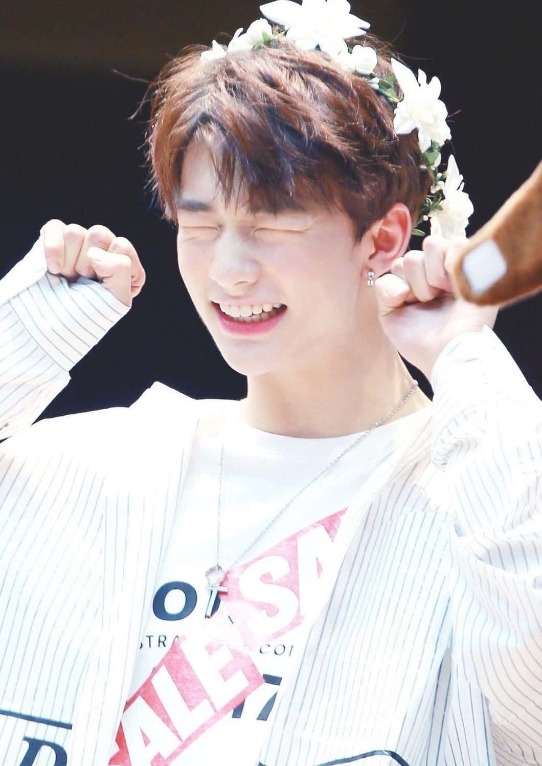 Rapperul sud-coreean Hyunjin cu coroană de flori Fundal