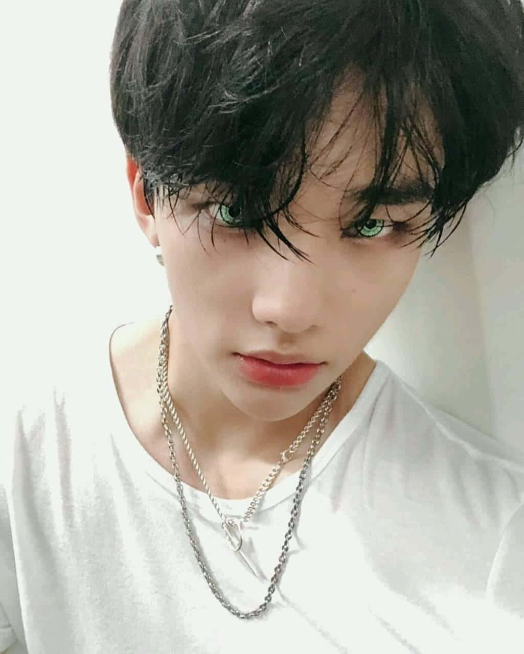 Rapperul sud-coreean Hyunjin cu lentile de contact verzi Fundal