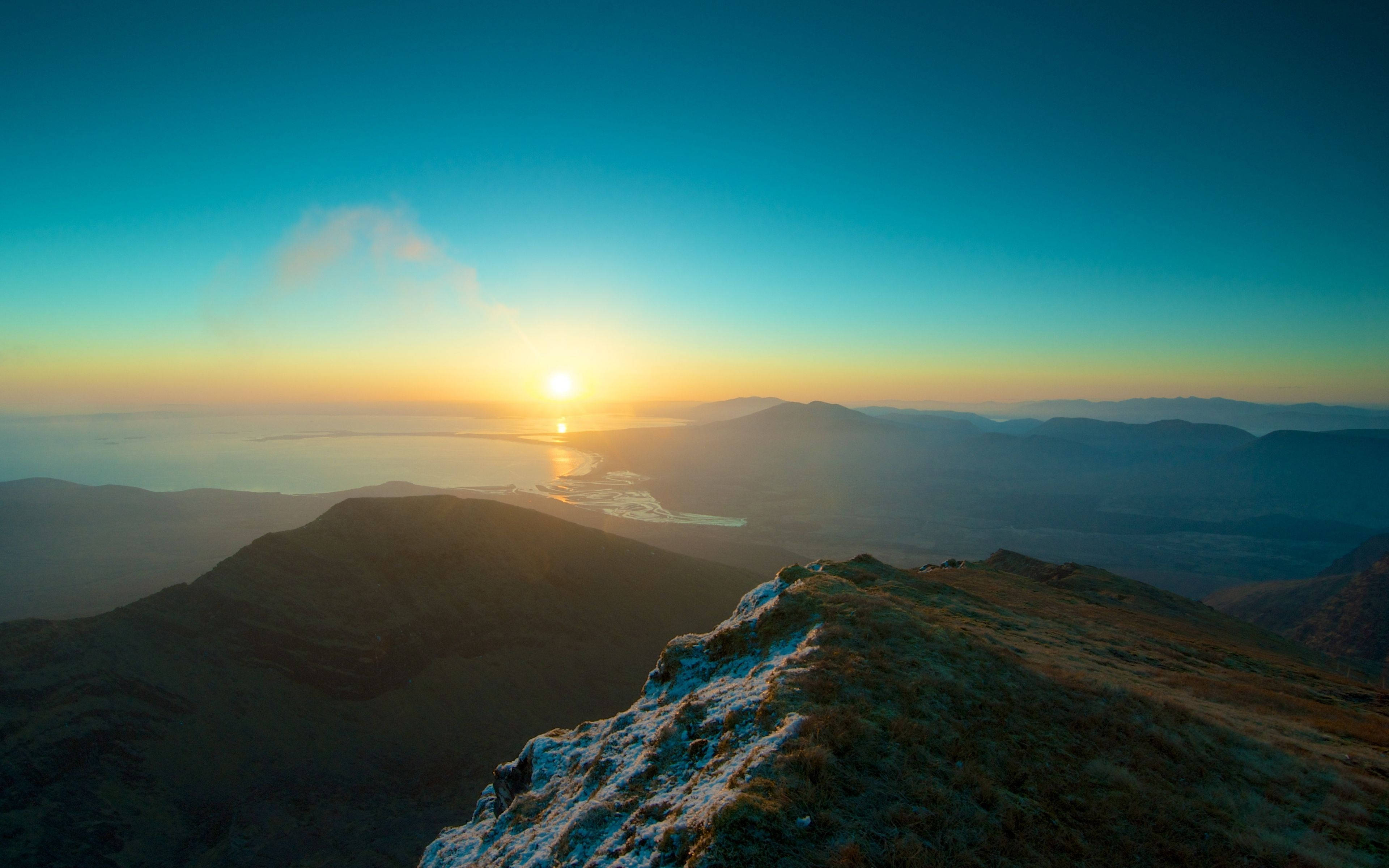 Răsărit pe Vârf de Munte 4K Natură Fundal
