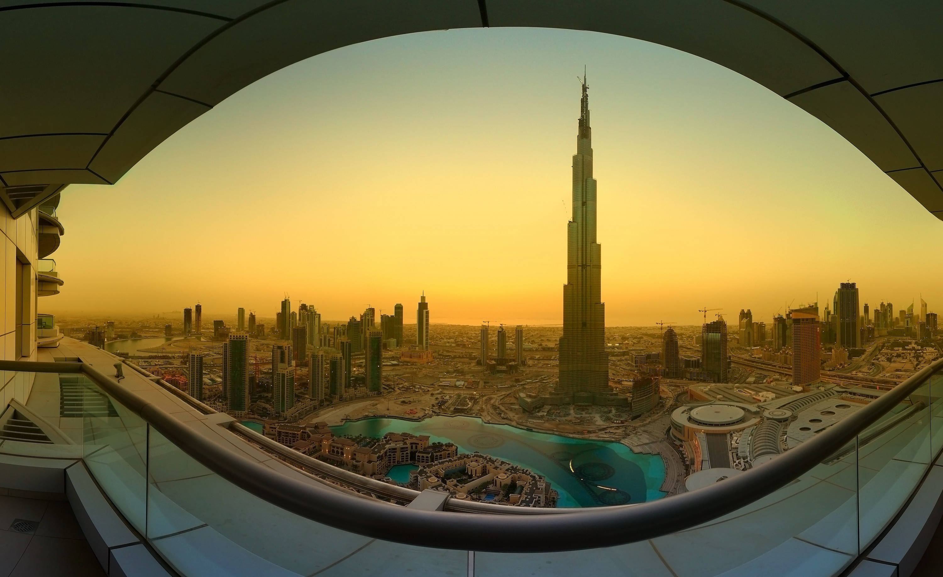 Răsărit rafinat reflectat în Burj Khalifa Fundal