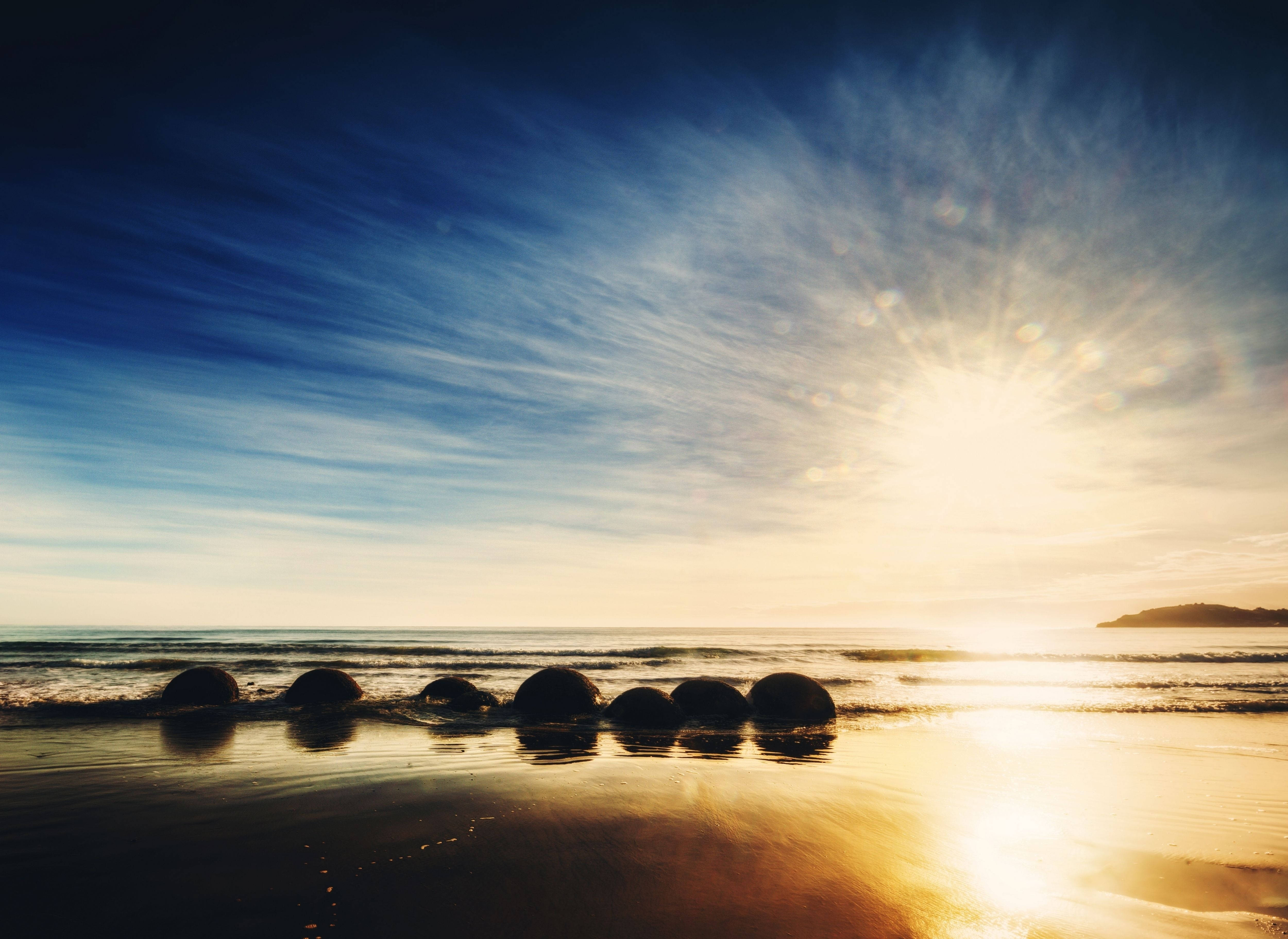 Răsăriți cu soarele pe Plaja Moeraki Boulders Fundal