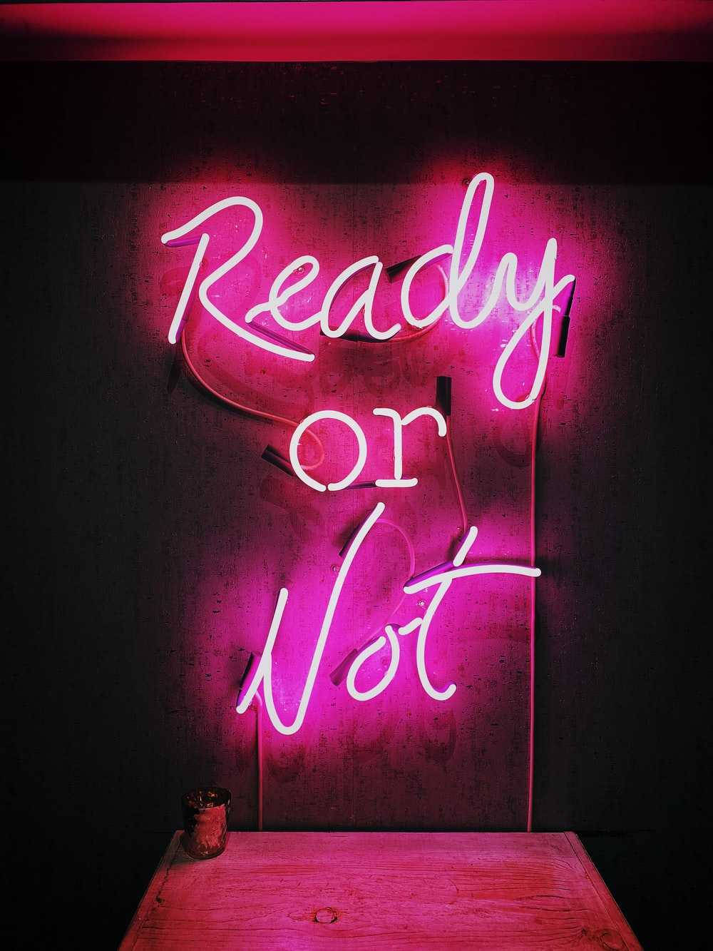 Ready Or Not Estetic Roz Aprins Fundal