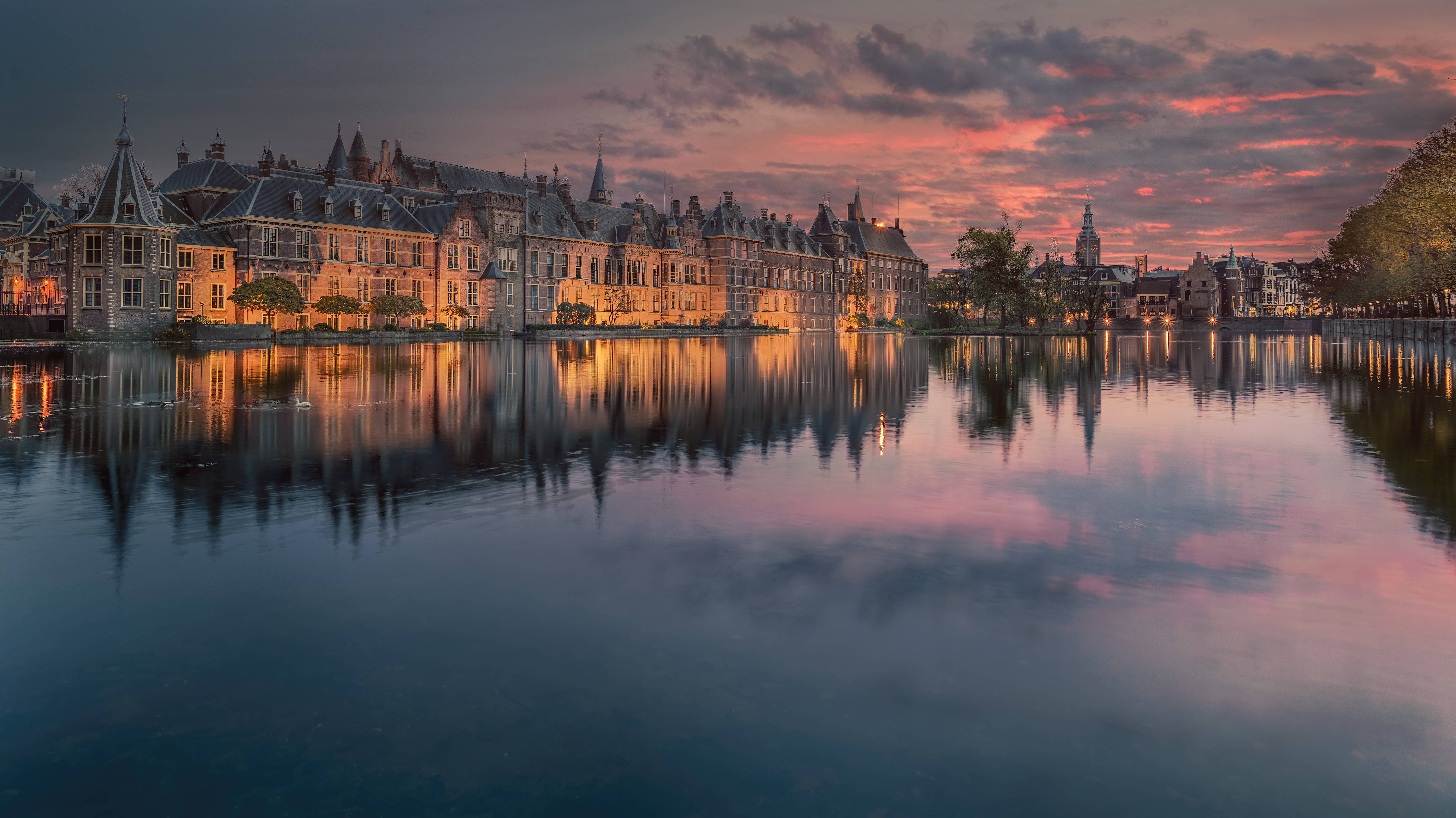 Reflexii pașnice la un castel frumos Fundal