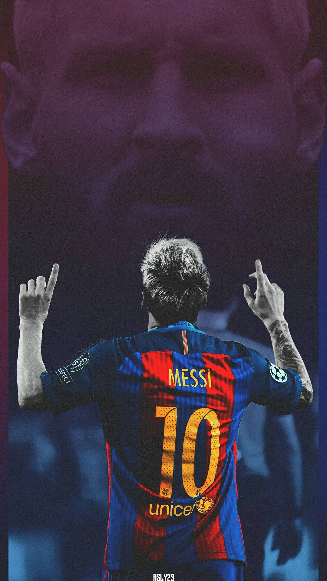 Regele Lionel Messi, de trei ori câștigător al Balonului de Aur, arată spre cer Fundal