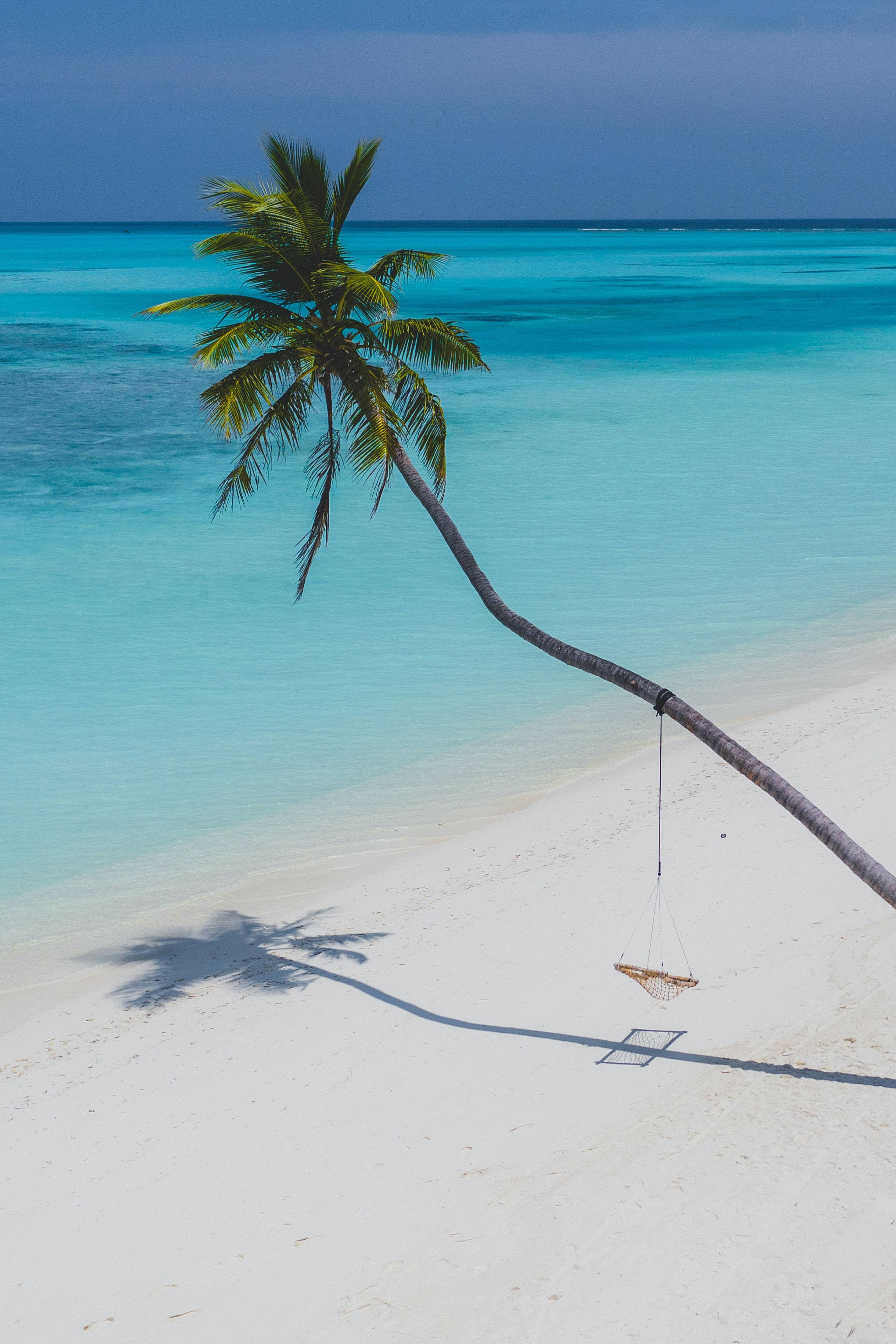 Relaxare pe o plajă tropicală, simțind soarele verii Fundal