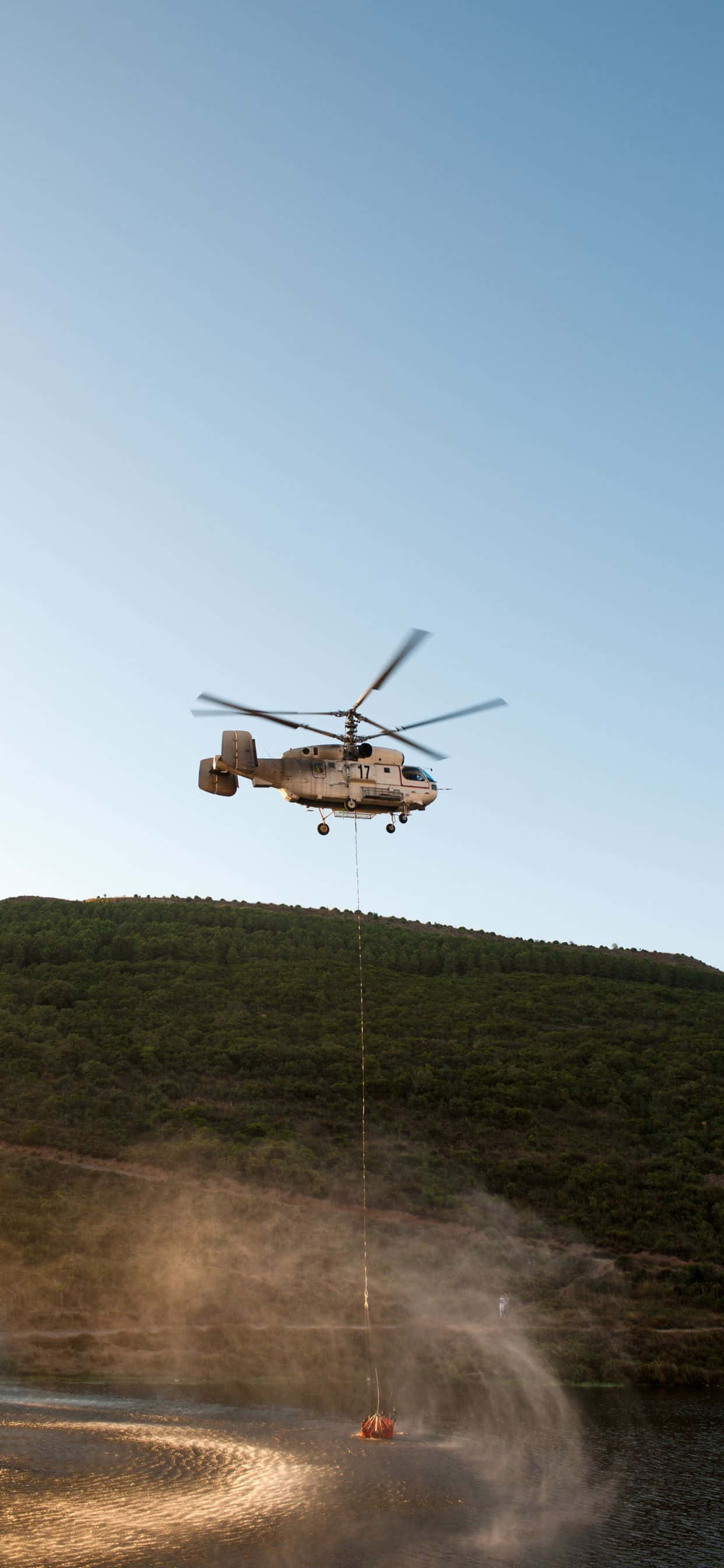 Ridică-te la cer cu iPhone Xs Max și un elicopter Fundal
