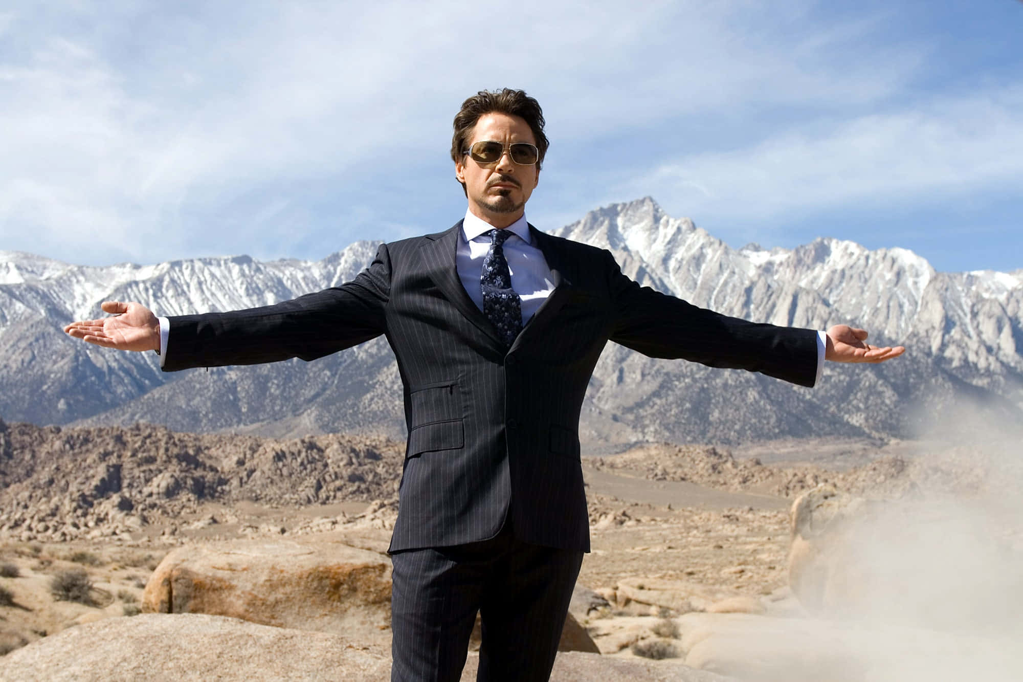 Robert Downey Jr. ca Iron Man în deșert Fundal