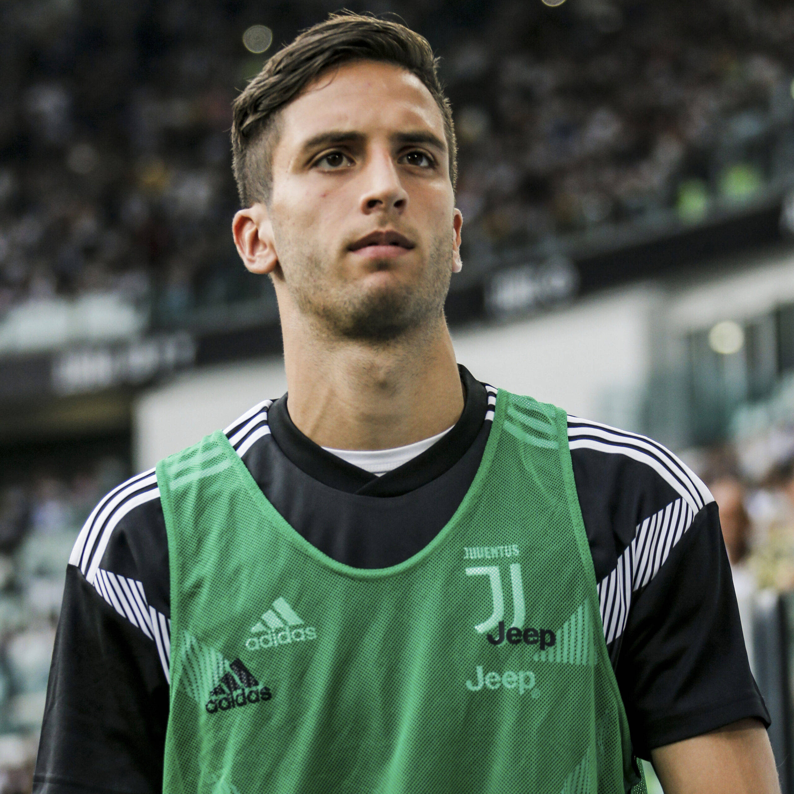 Rodrigo Bentancur în Tricou Verde Fundal