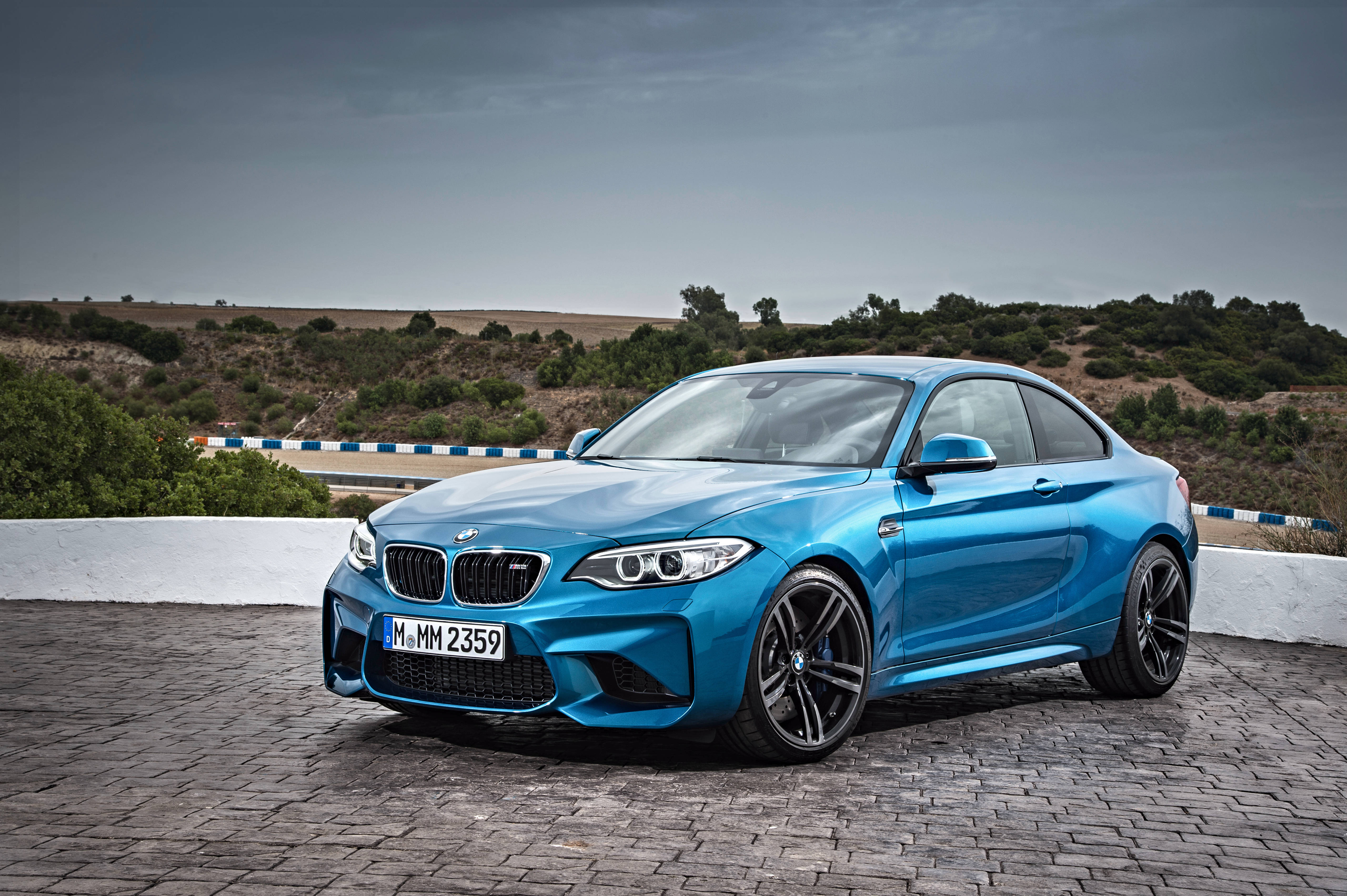 Rulează pe drumurile de munte într-un BMW F87 Albastru Fundal
