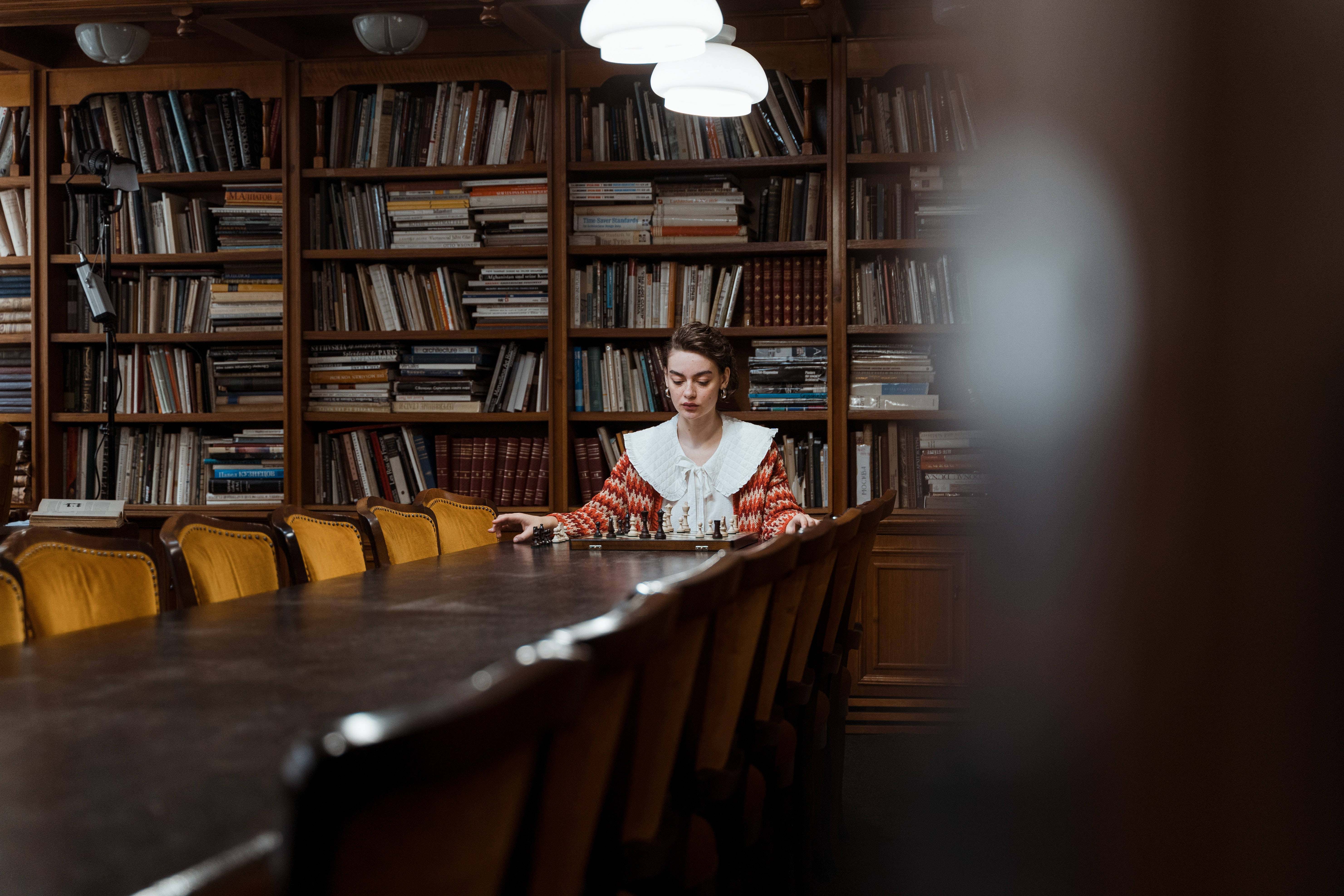 Șah în bibliotecă Dark Academia Desktop Fundal