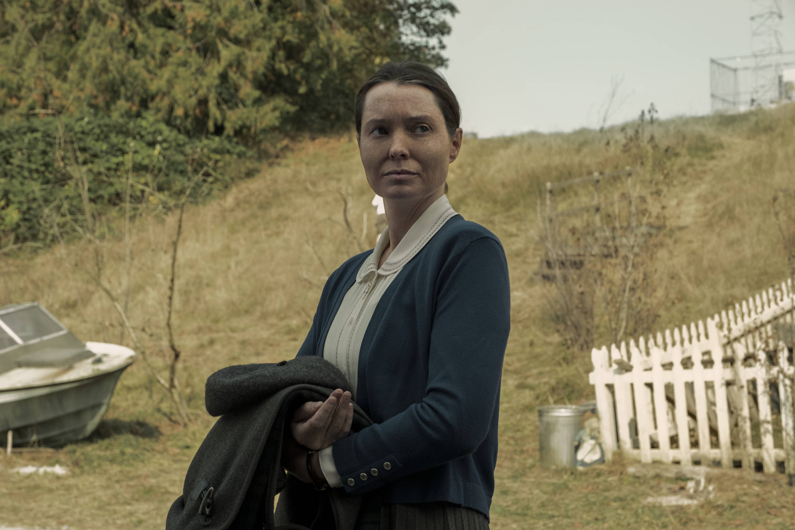 Samantha Sloyan din serialul Midnight Mass Fundal