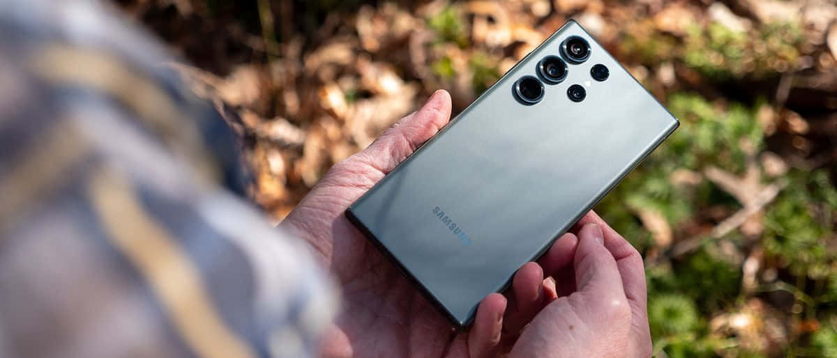 Samsung S23 Ultra în mână în exterior Fundal