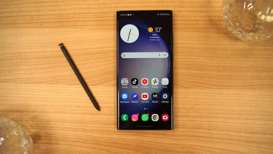Samsung S23 Ultra cu S Pen pe birou Fundal