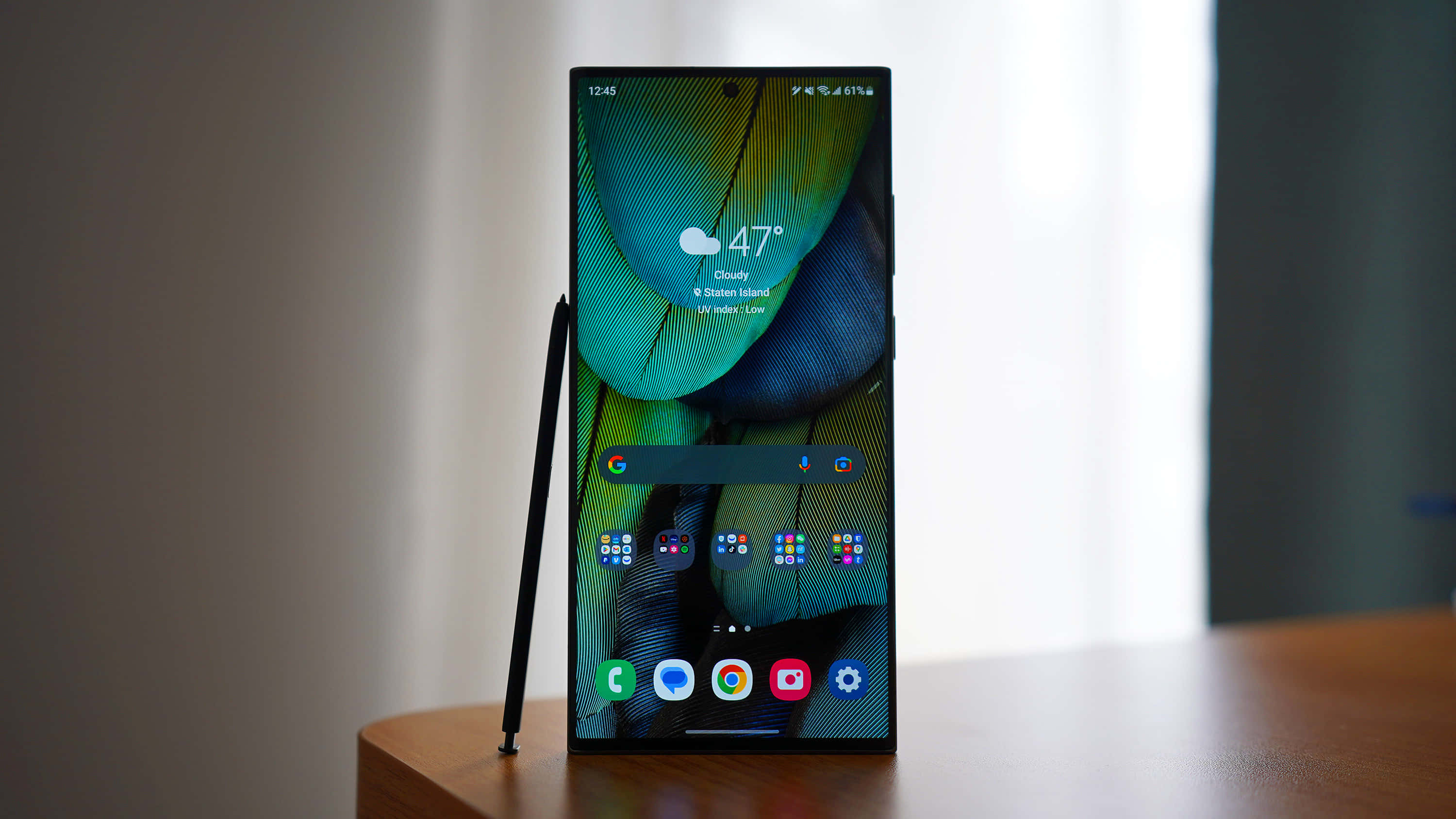 Samsung S23 Ultra cu S Pen afișat Fundal