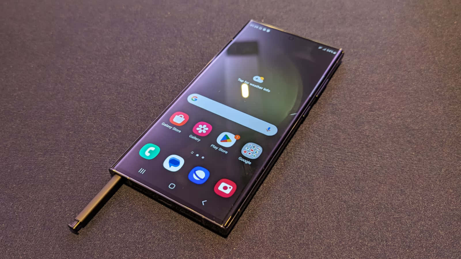 Samsung S23 Ultra cu S Pen afișat Fundal