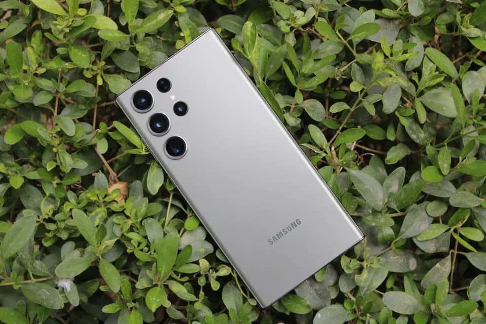 Samsung S23 Ultra pe fundal de frunze verzi Fundal