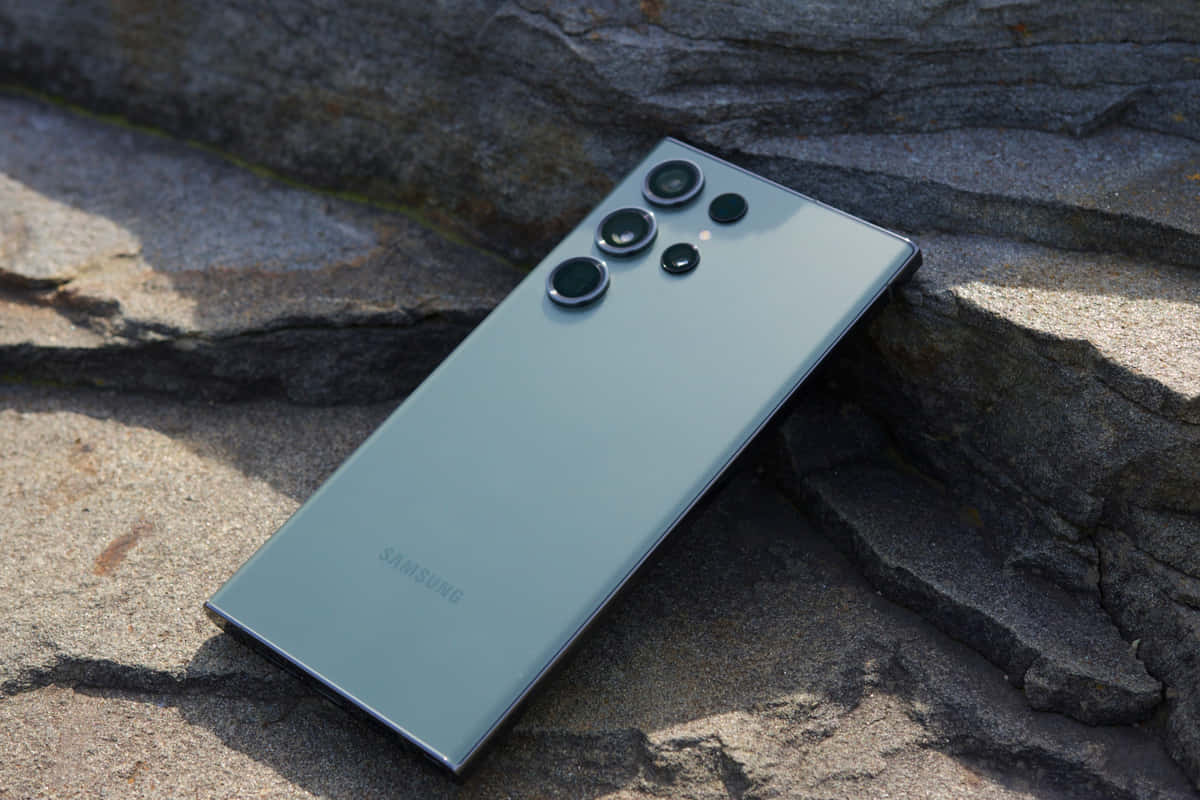 Samsung S23 Ultra pe suprafață de piatră Fundal