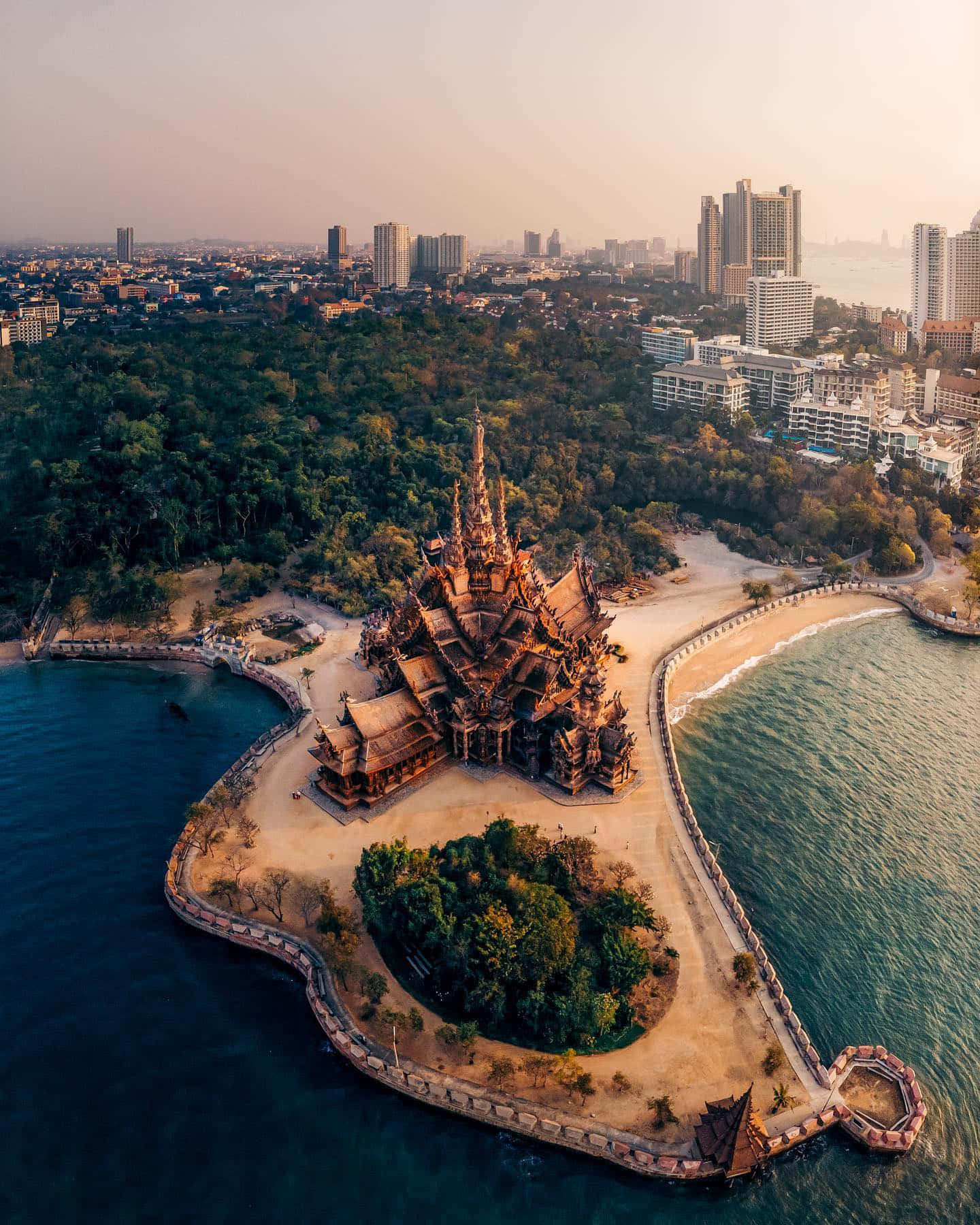 Sanctuary Of Truth lângă Ocean Fundal