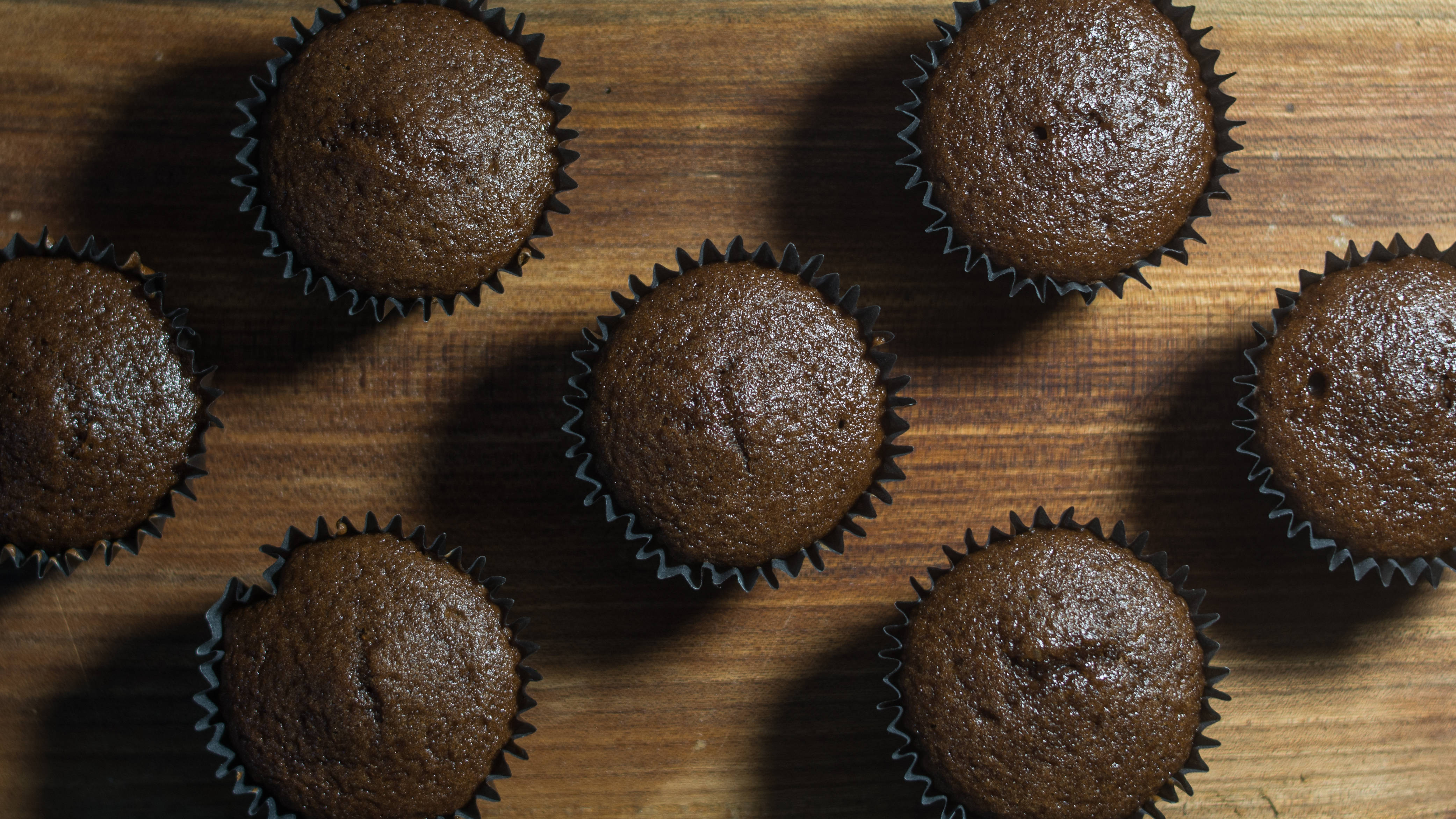 Șapte Muffins Negri Fundal