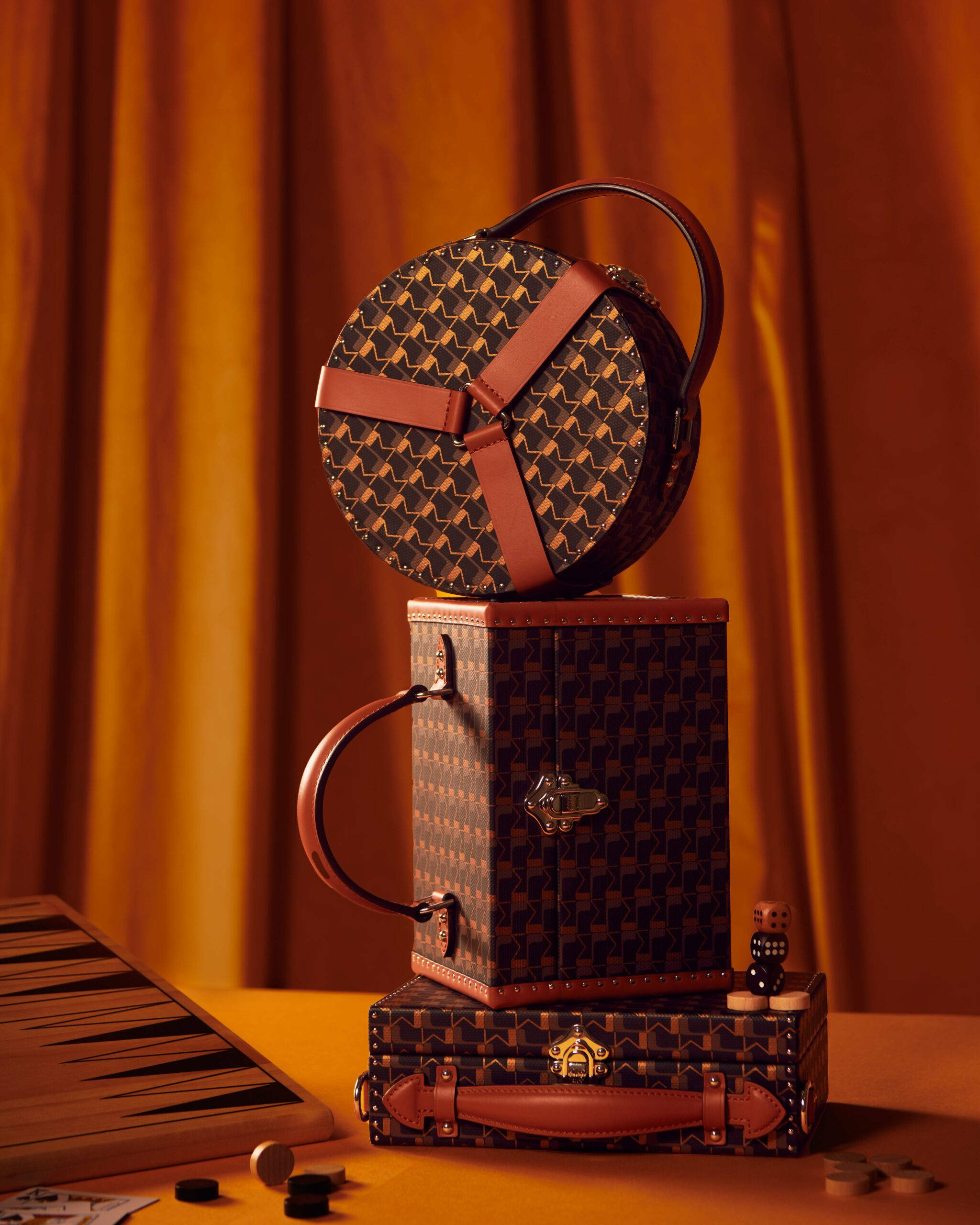 Sărbătorește cu această geantă iconică Moynat Monogram Fundal