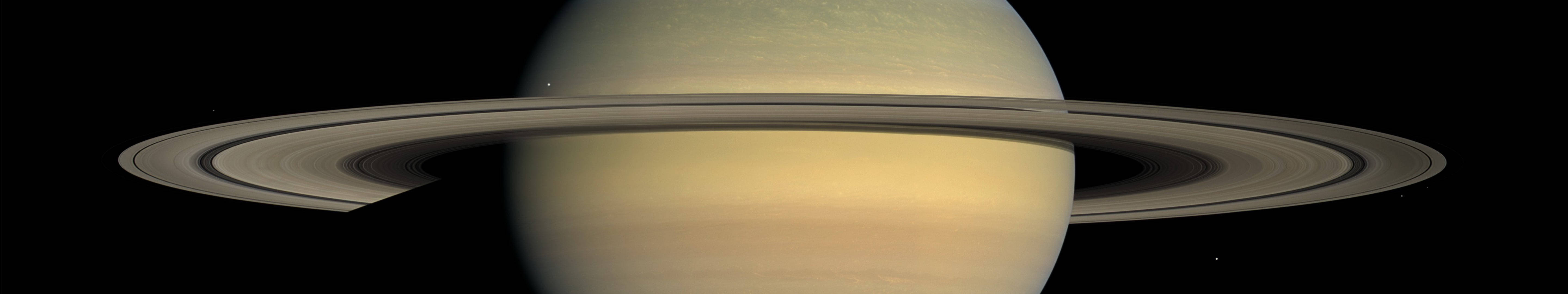 Saturn 4K pe două monitoare Fundal