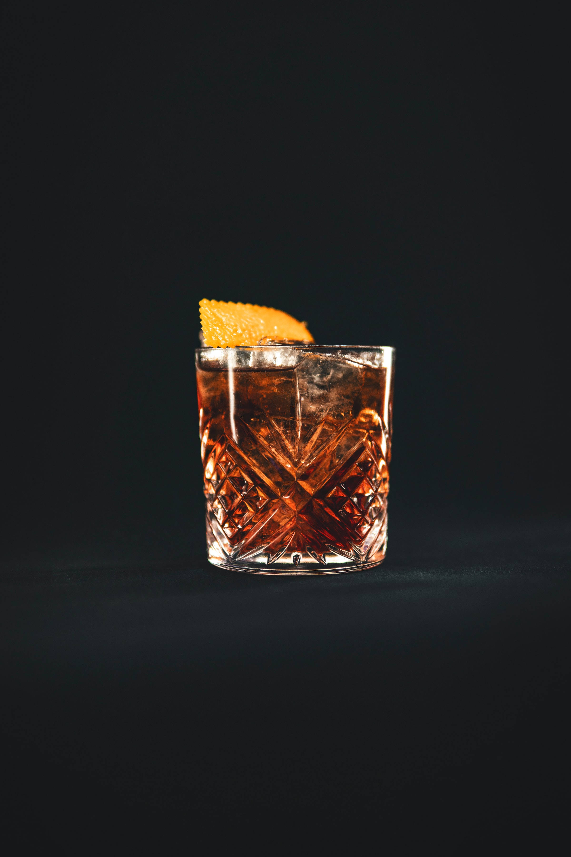 Savurând Notele Subtile ale Whiskey-ului Bourbon Fundal