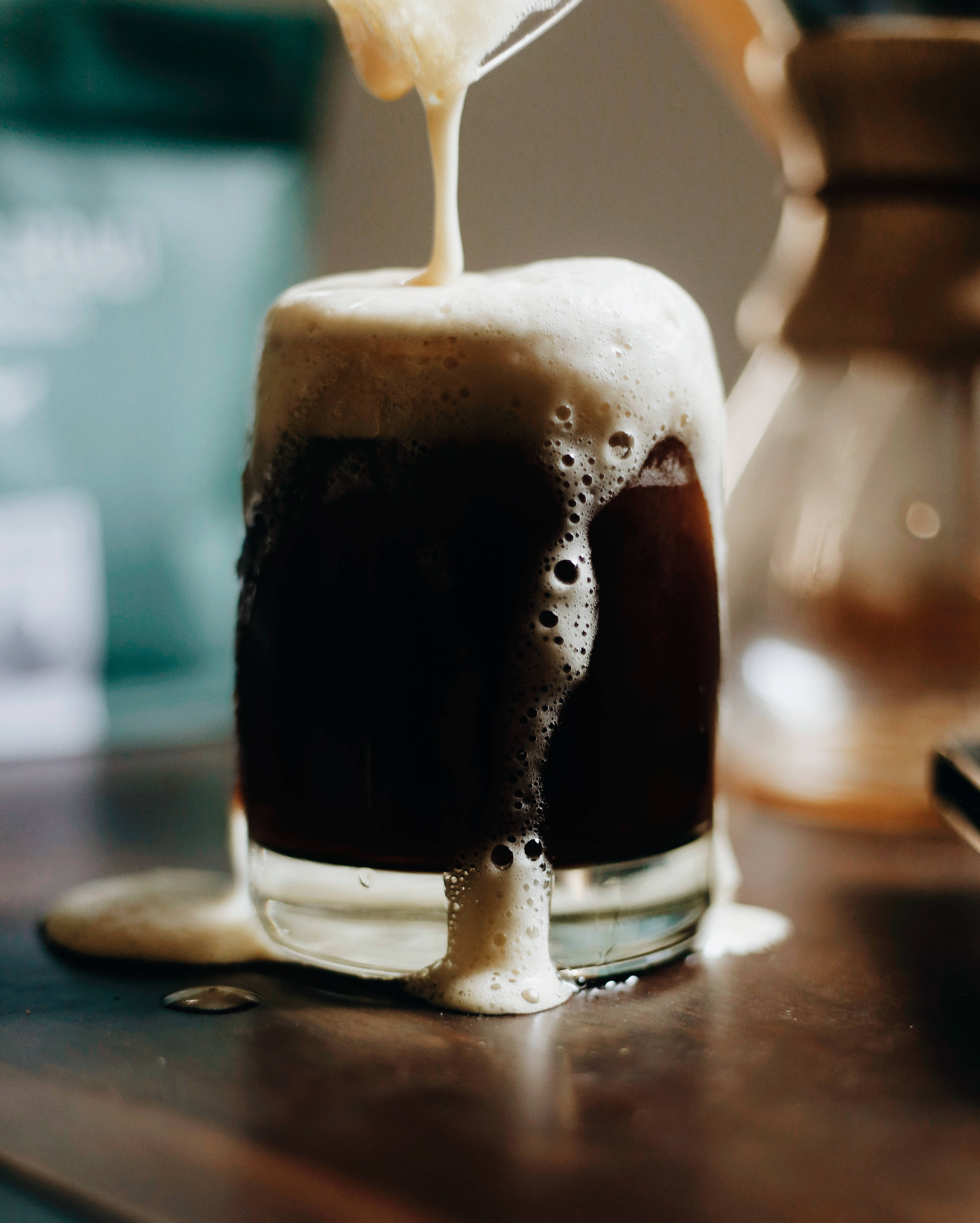 Savurând o bere stout proaspătă Fundal