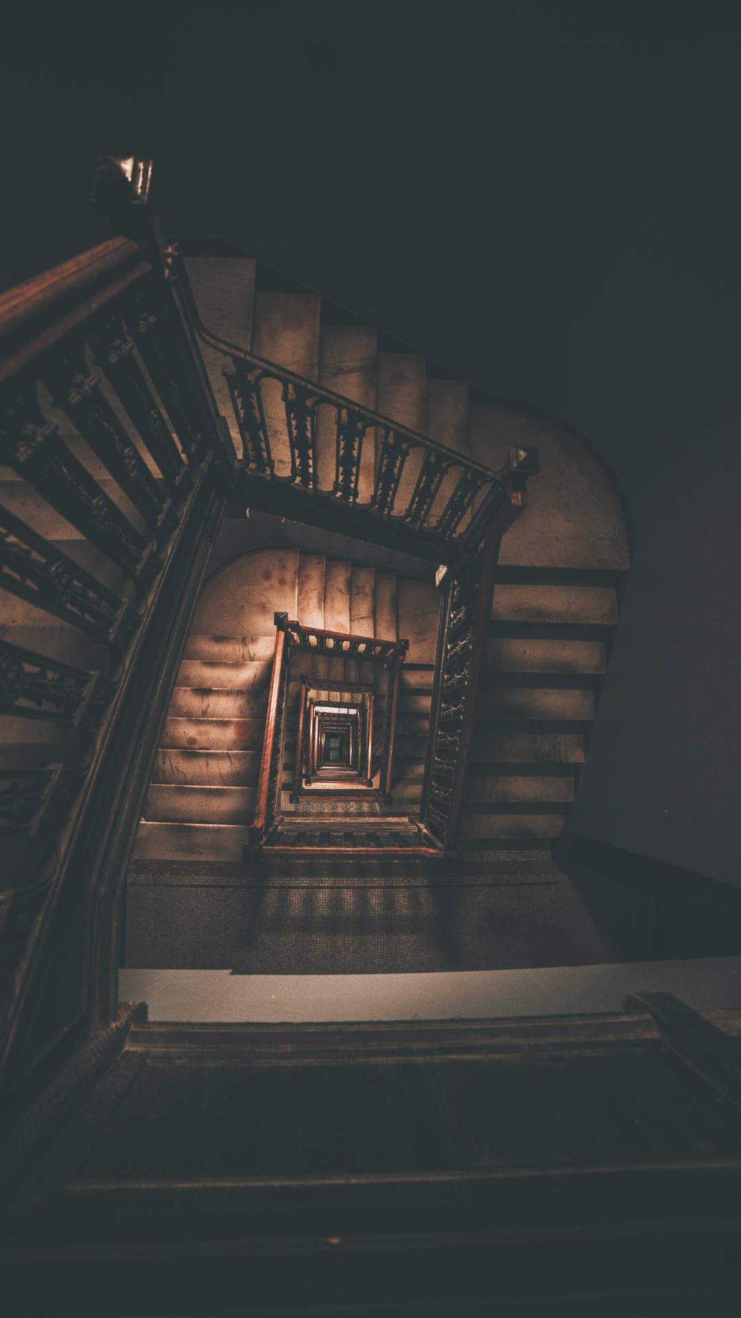 Scară în spirală estetică Dark Academia Fundal