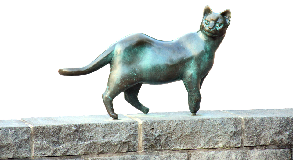 Sculptură de pisică din bronz pe pervaz de piatră Fundal