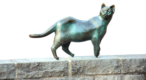Sculptură de pisică din bronz pe pervaz de piatră Fundal