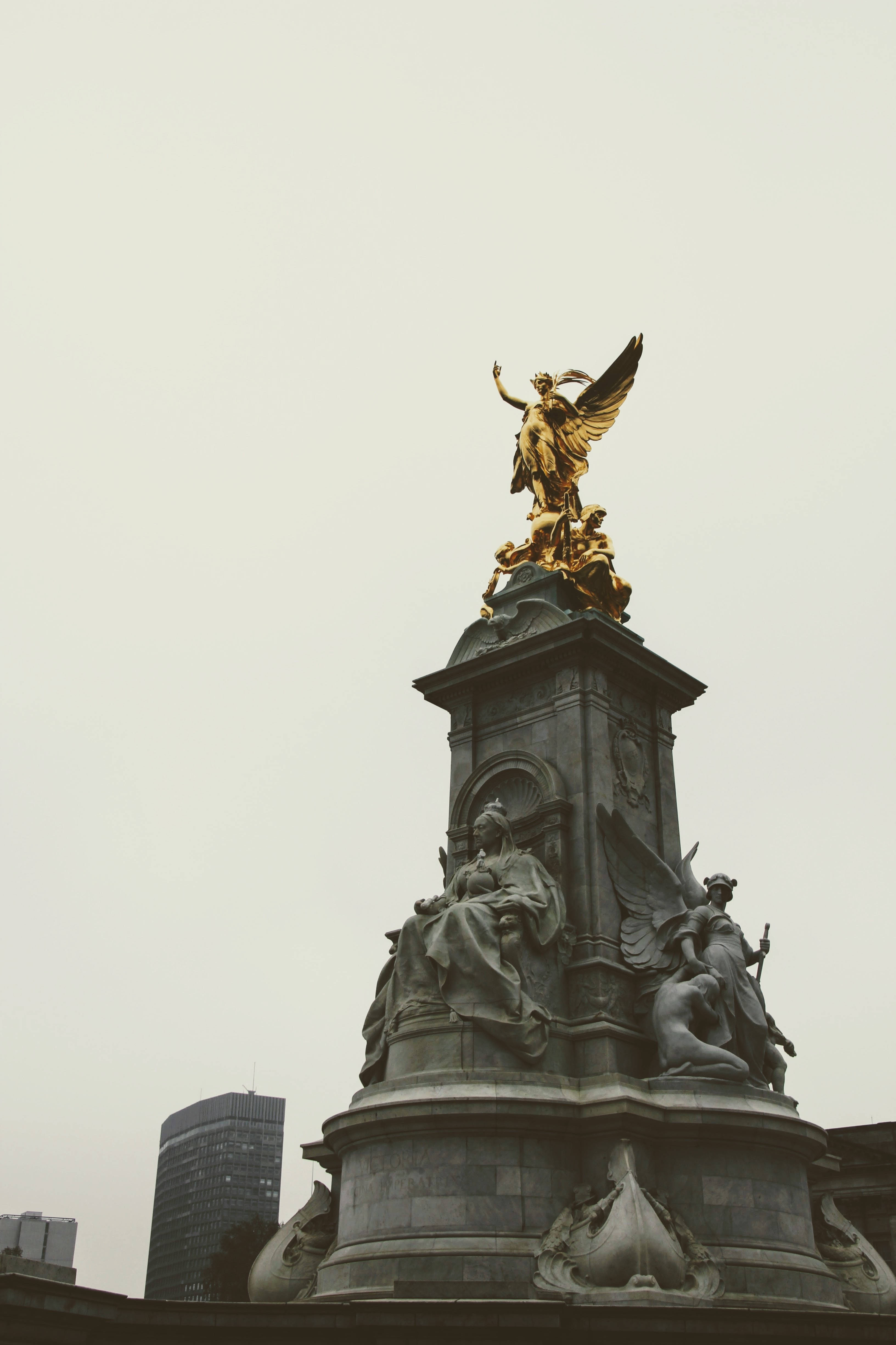 Sculptura din fața Palatului Buckingham Fundal