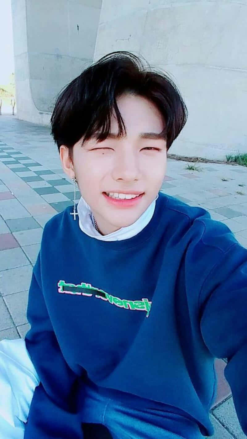 Selfie cu rapperul sud-coreean Hyunjin făcând cu ochiul Fundal