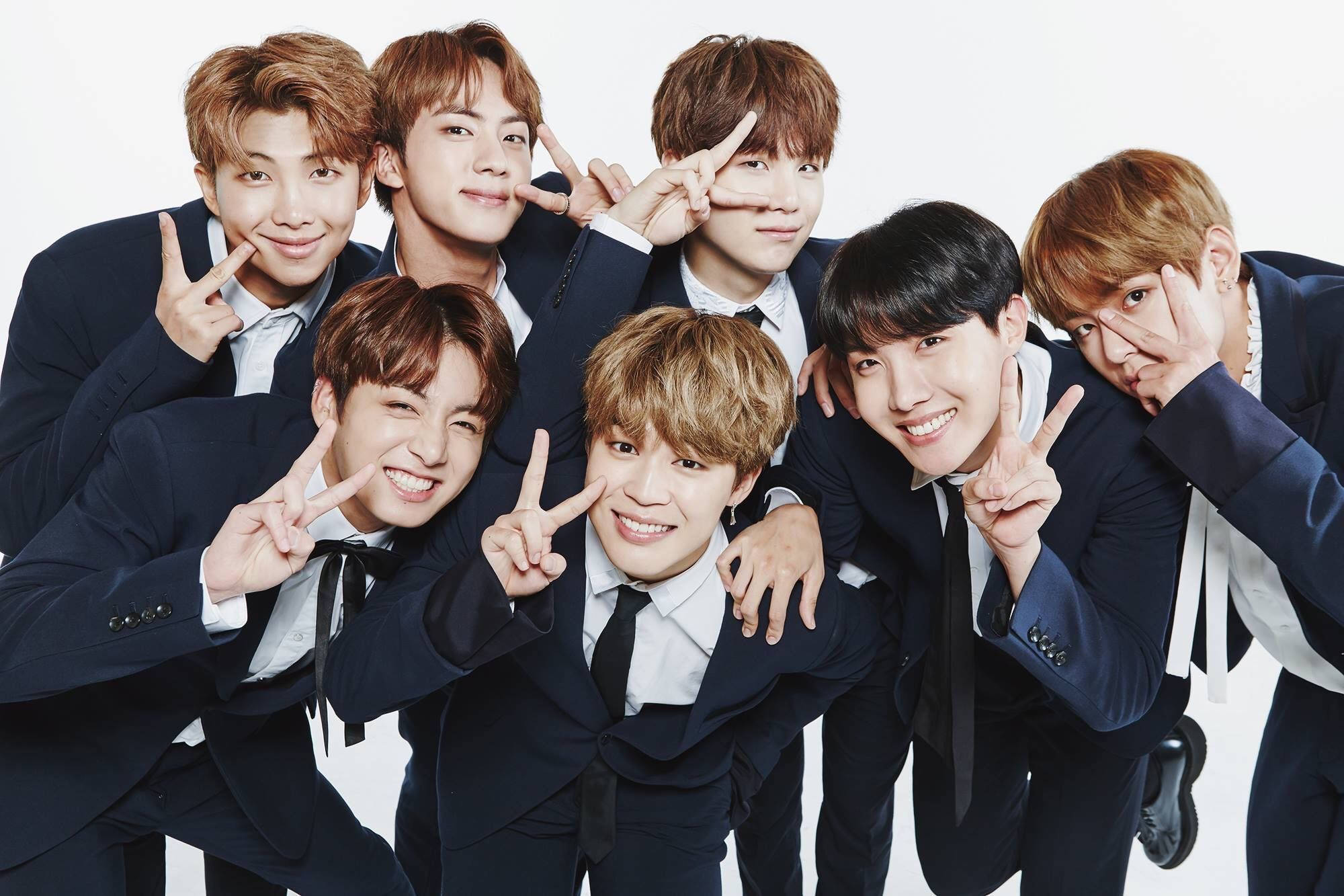 Semnul Păcii BTS Laptop Cool Fundal