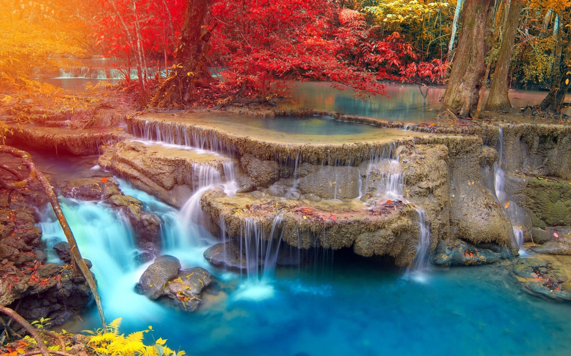 Serenitate în natură: Cascada frumoasă în mijlocul culorilor toamnei Fundal