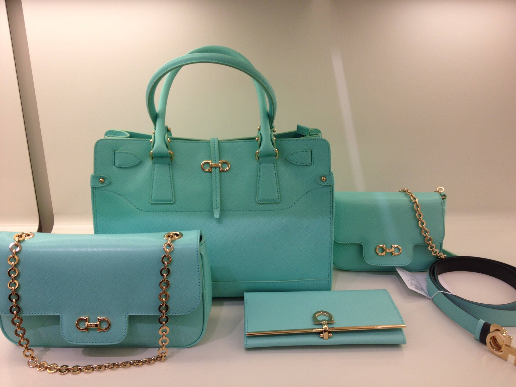 Setul de Genți Turquoise Salvatore Ferragamo, simbol al eleganței și luxului Fundal