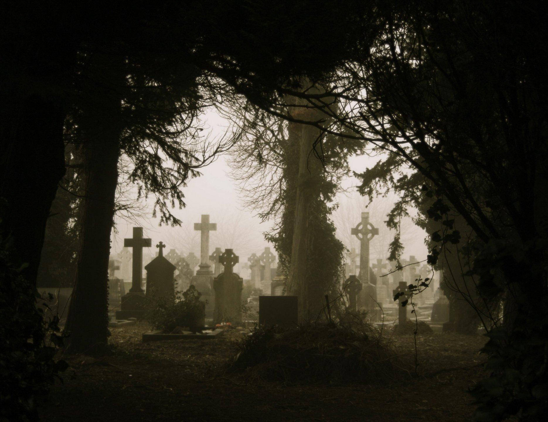 Siluetă de Cimitir Încețoșat Fundal
