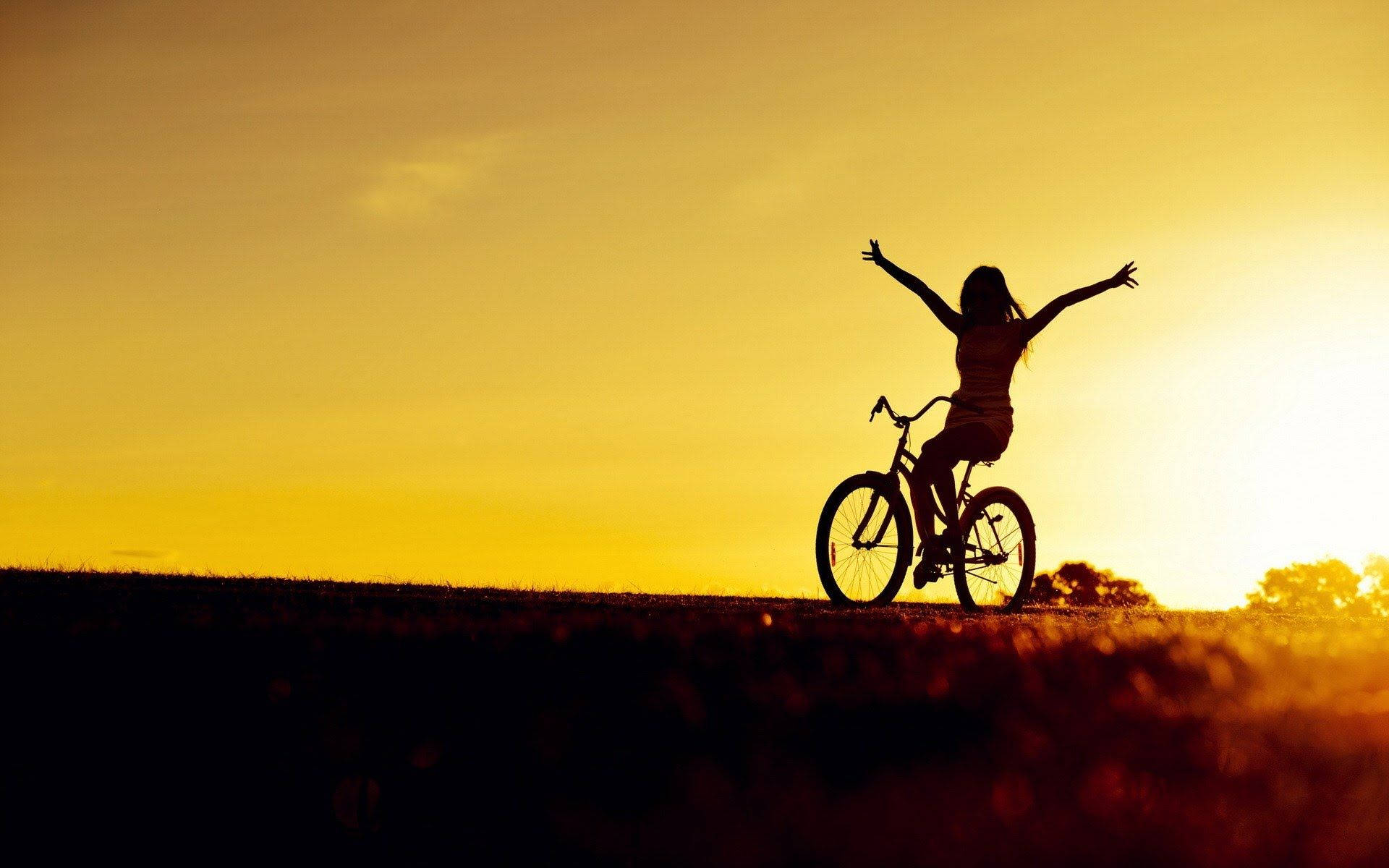 Siluetă de iubitor de biciclete la apus Fundal