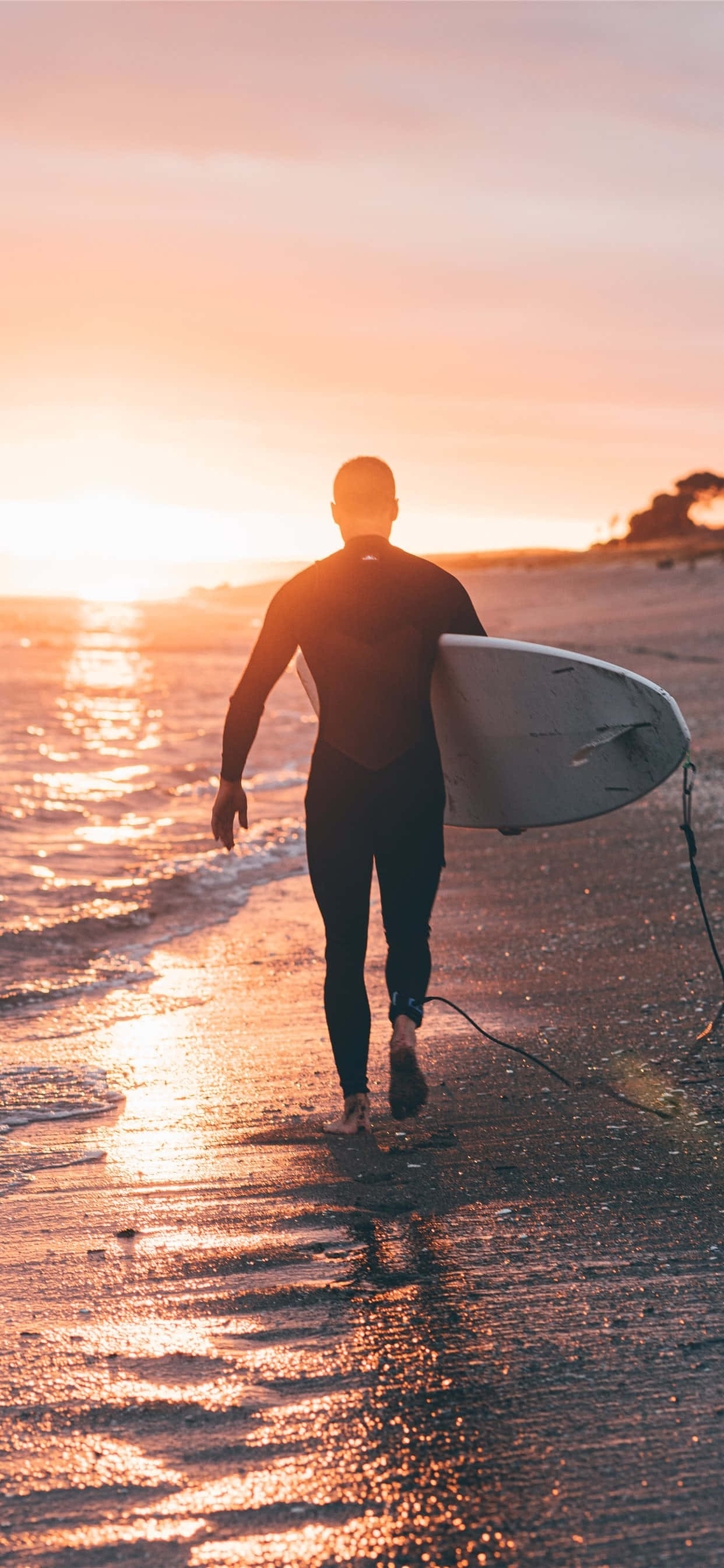 Siluetă de om cu placă de surf Fundal