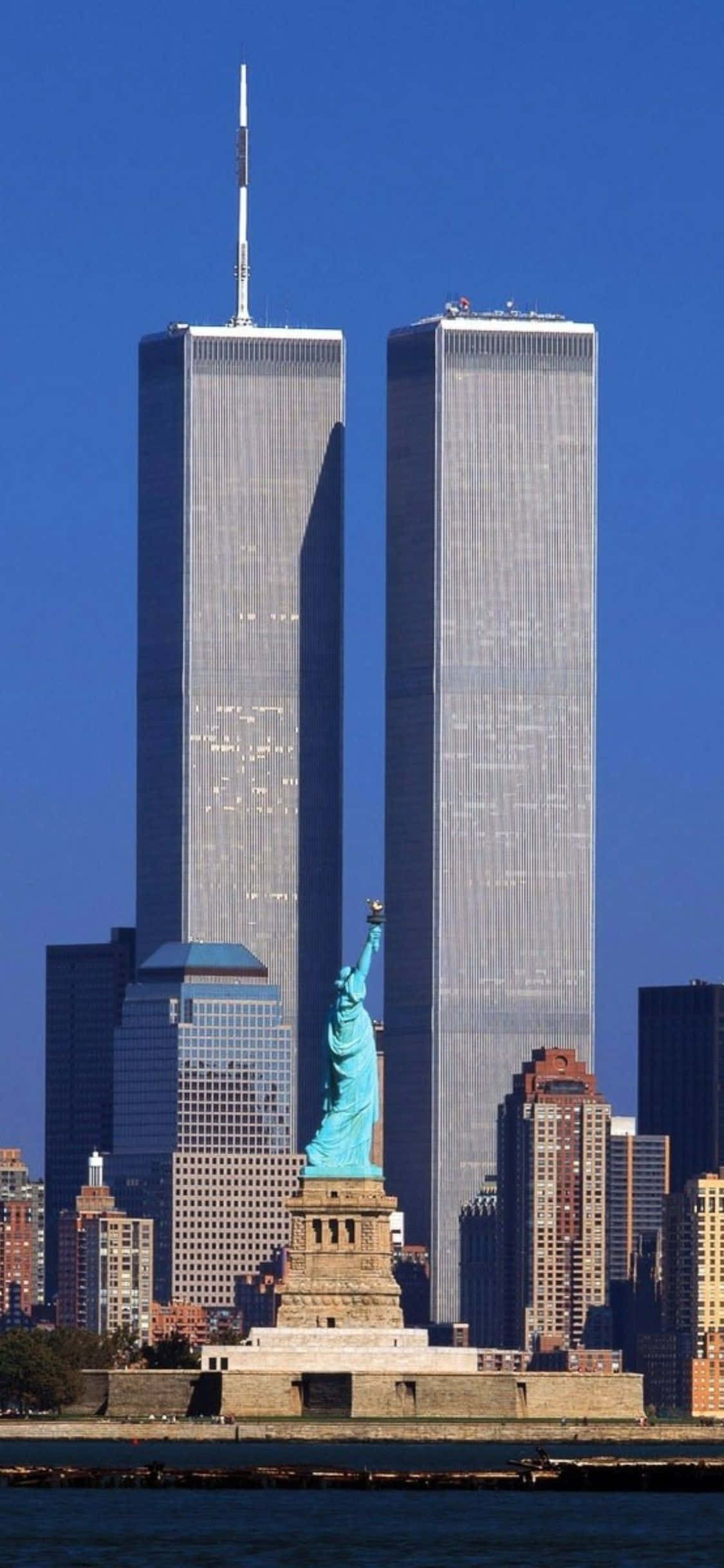 Orizont impresionant al aglomeratului oraș New York văzut exact în centrul noului iPhone Xs. Fundal