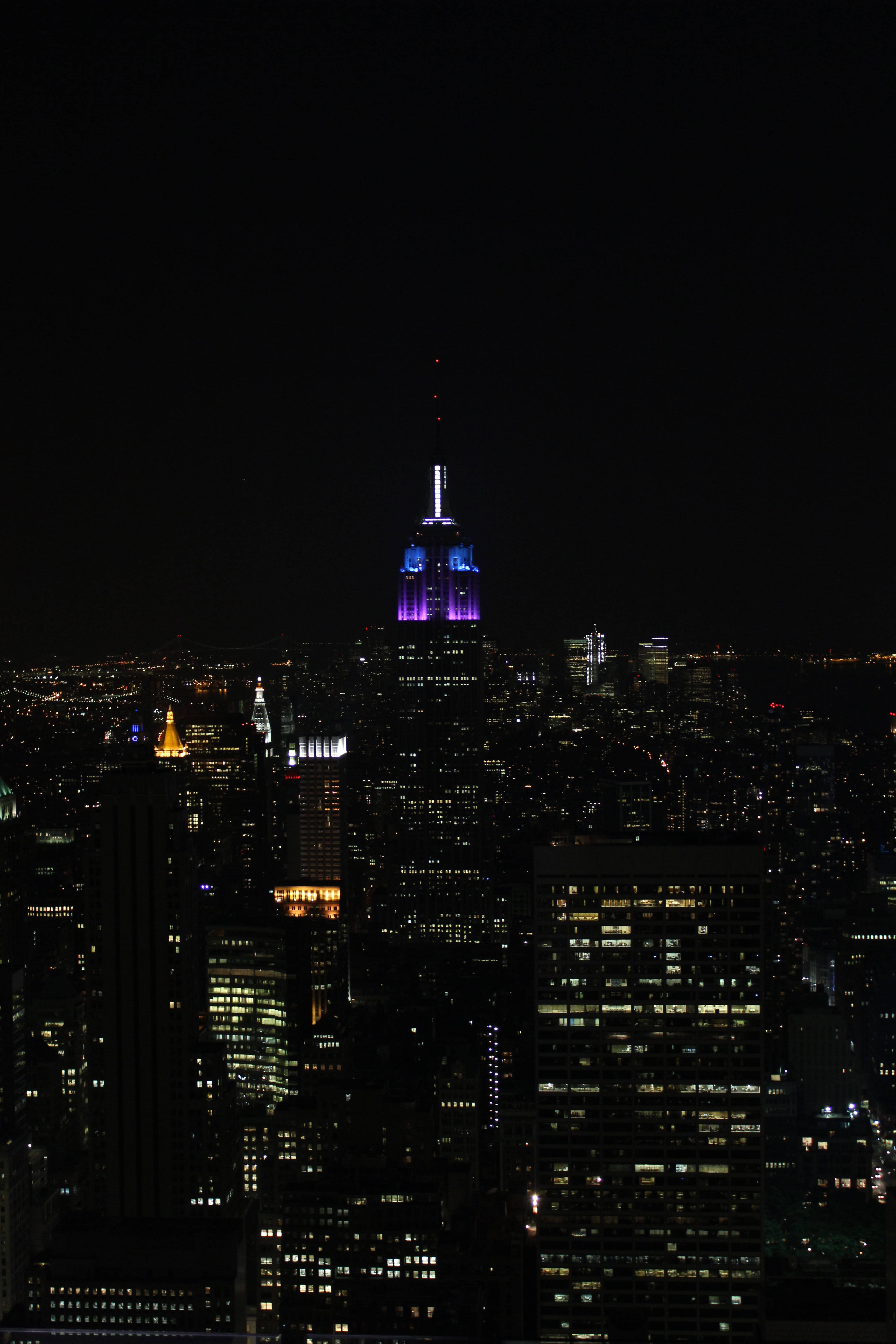 Silueta Luminoasă a Empire State, New York Nocturn pe Fundal iPhone Fundal