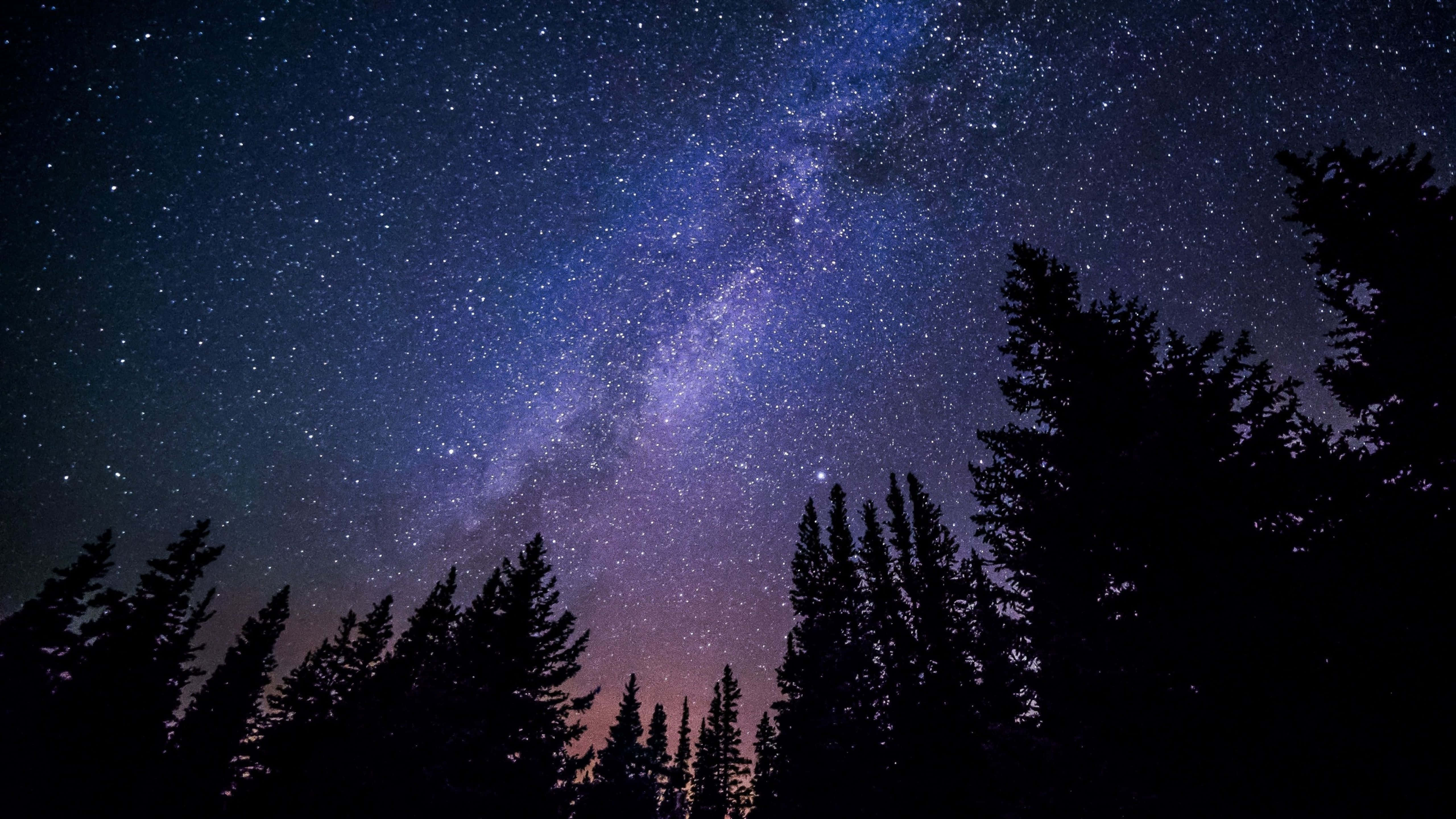 Silueta orasului iluminata pe cerul noptii Fundal