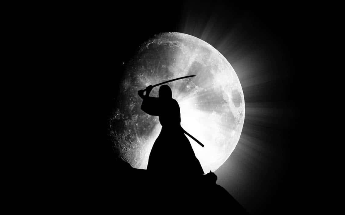 Siluetă Samurai Anime cu Lună Fundal