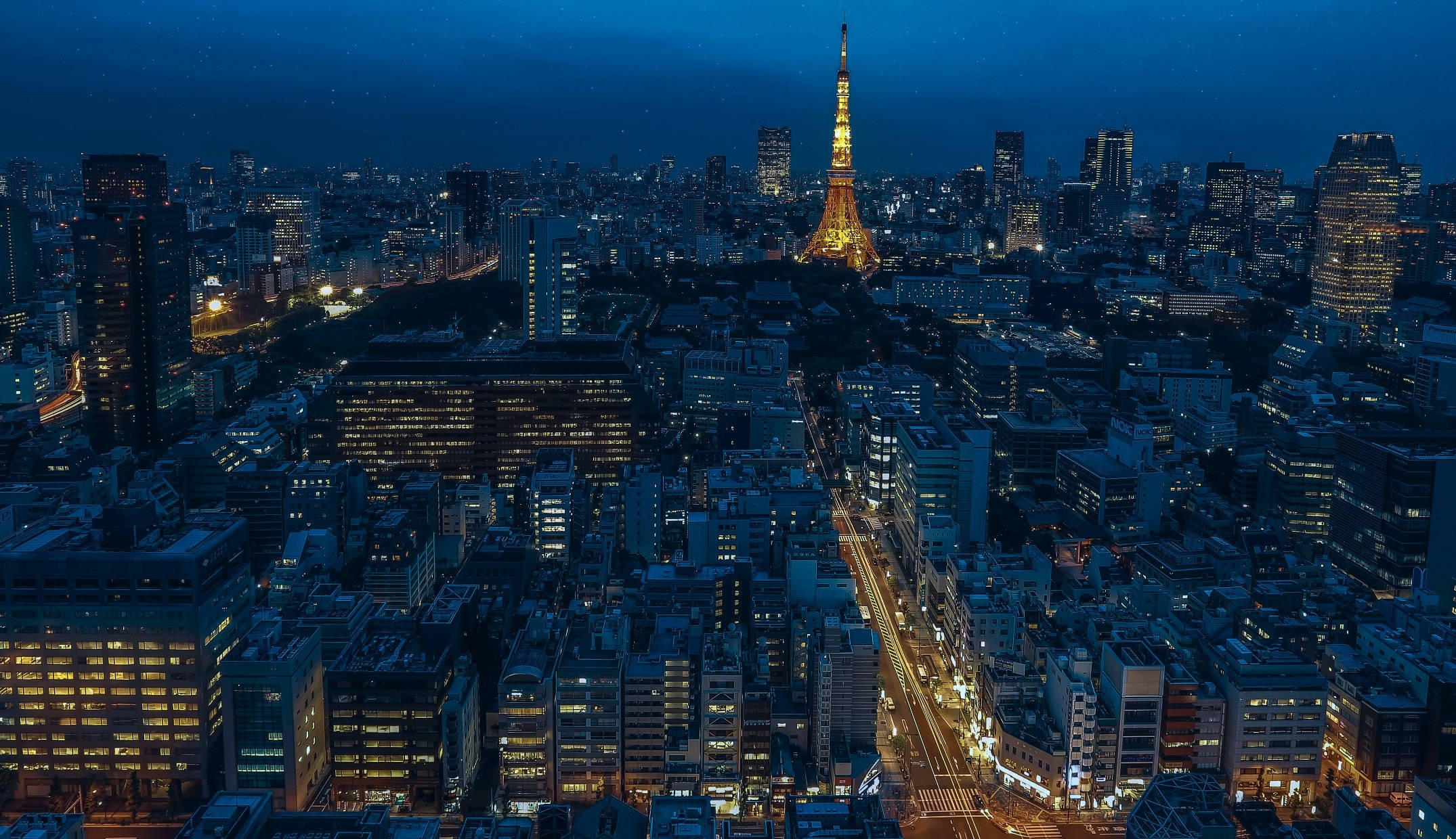 Silueta Tokyo Tower în oraș pe timp de noapte Fundal