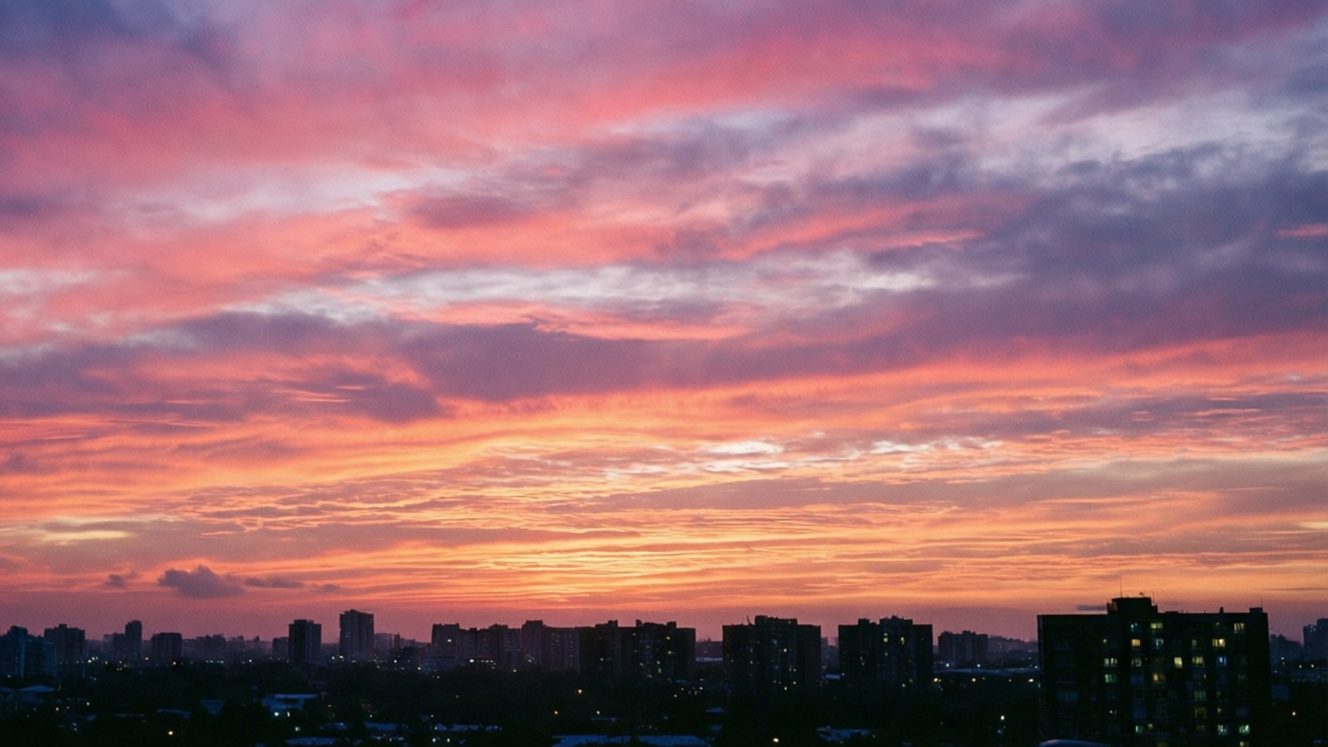 Siluetă Urbană în Zori Fundal