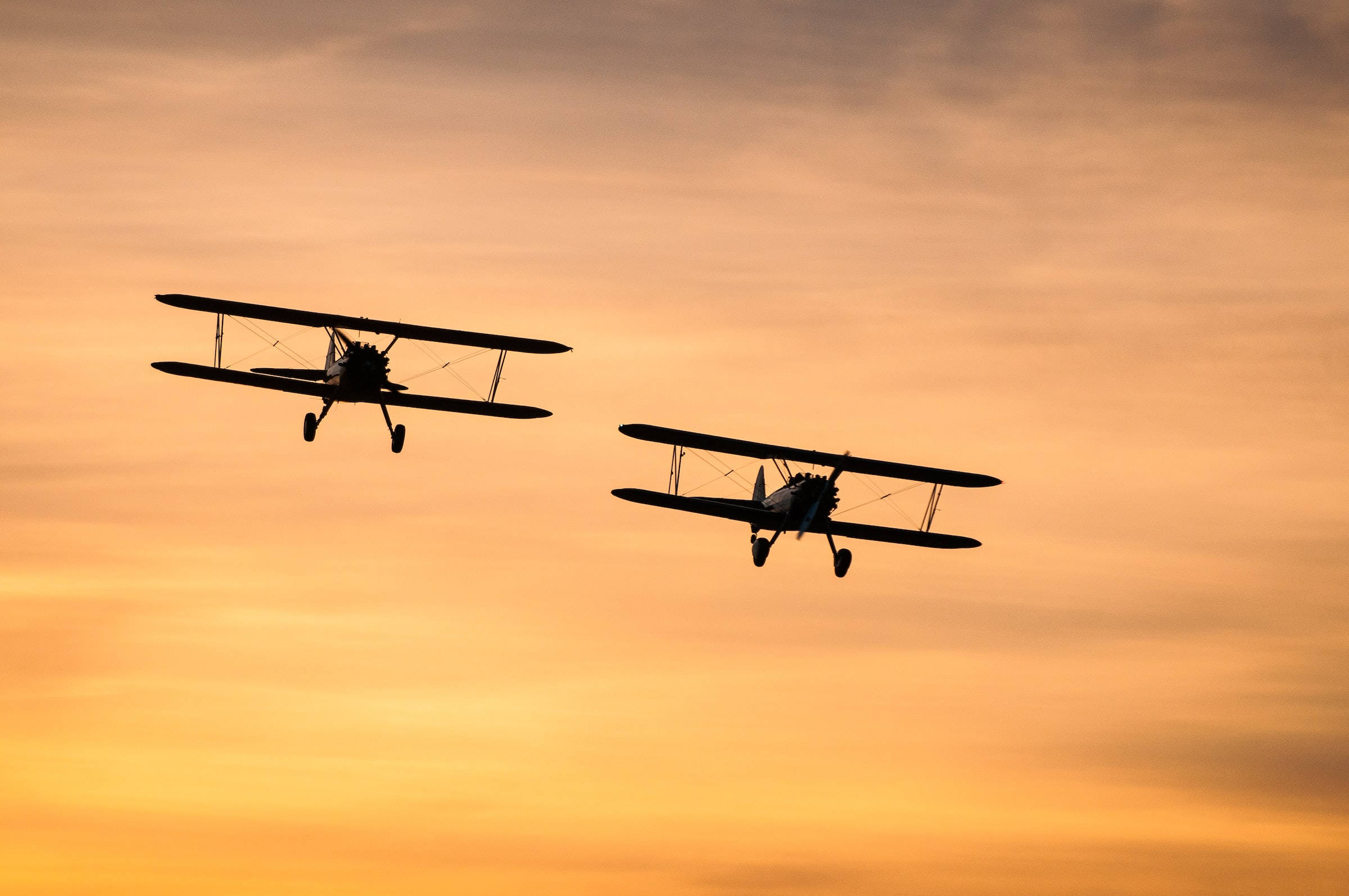 Siluete Negre Ale Două Biplane de Aviație Fundal