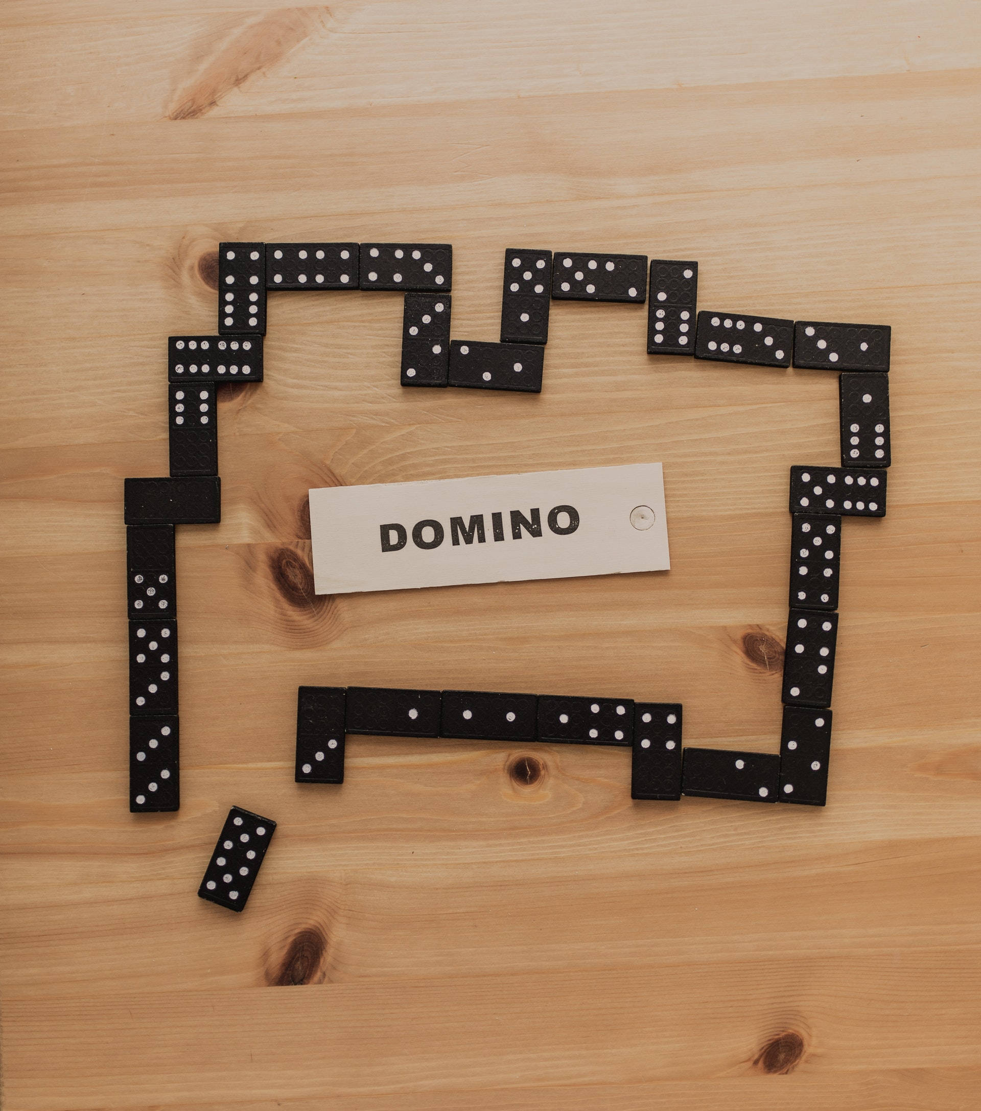 Şir de Domino Negre Fundal