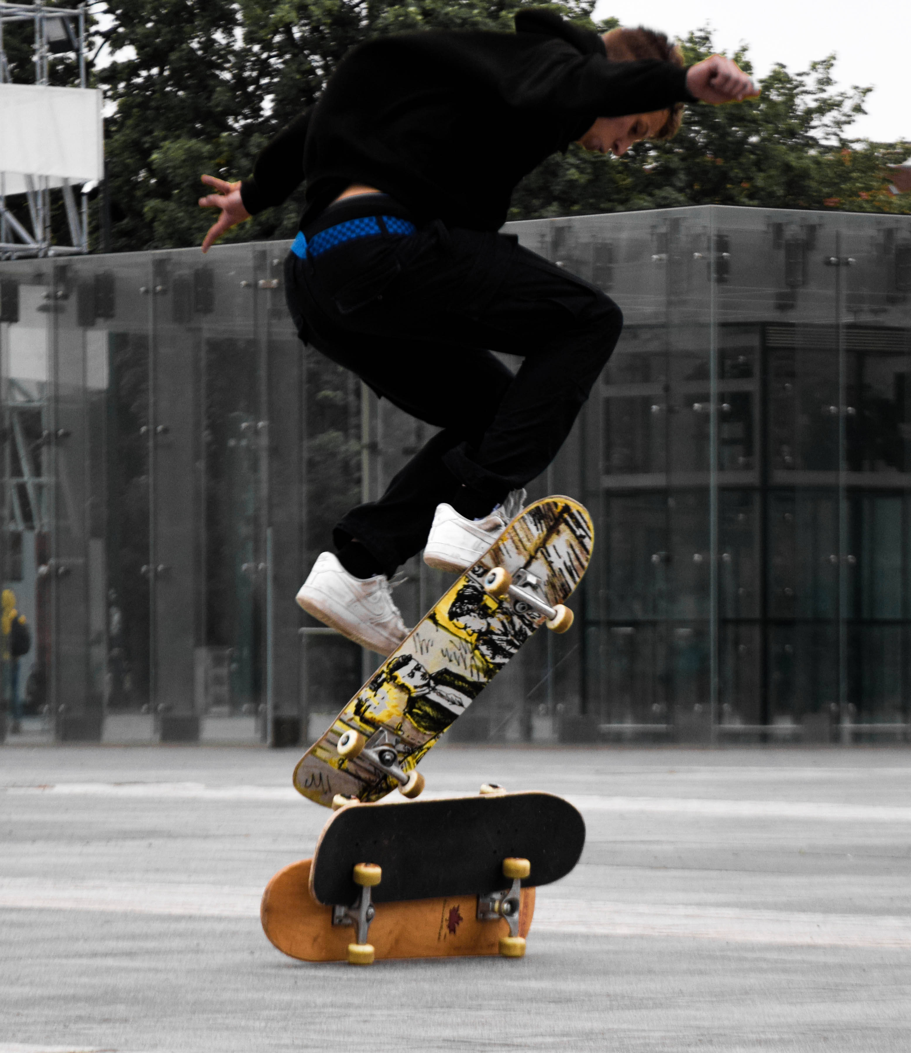 Skateboarder în aer făcând Ollie Fundal