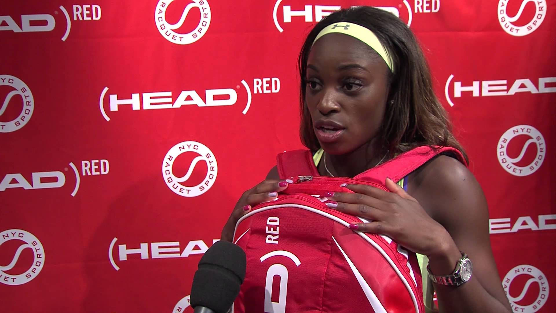 Sloane Stephens ținând geanta Head Fundal